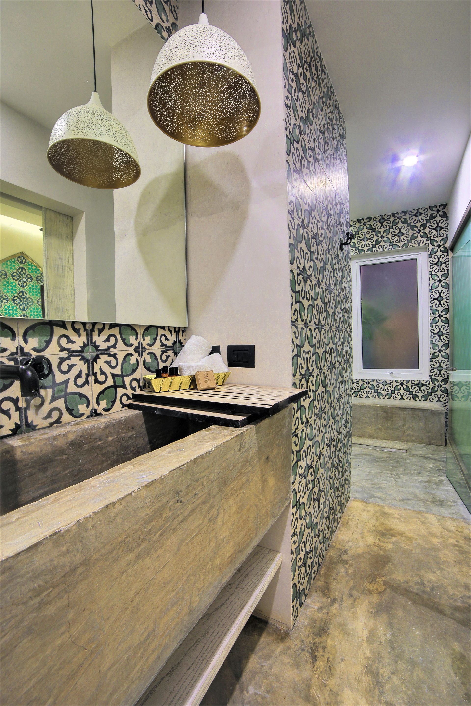 Un baño con lavabo, espejo y ducha.