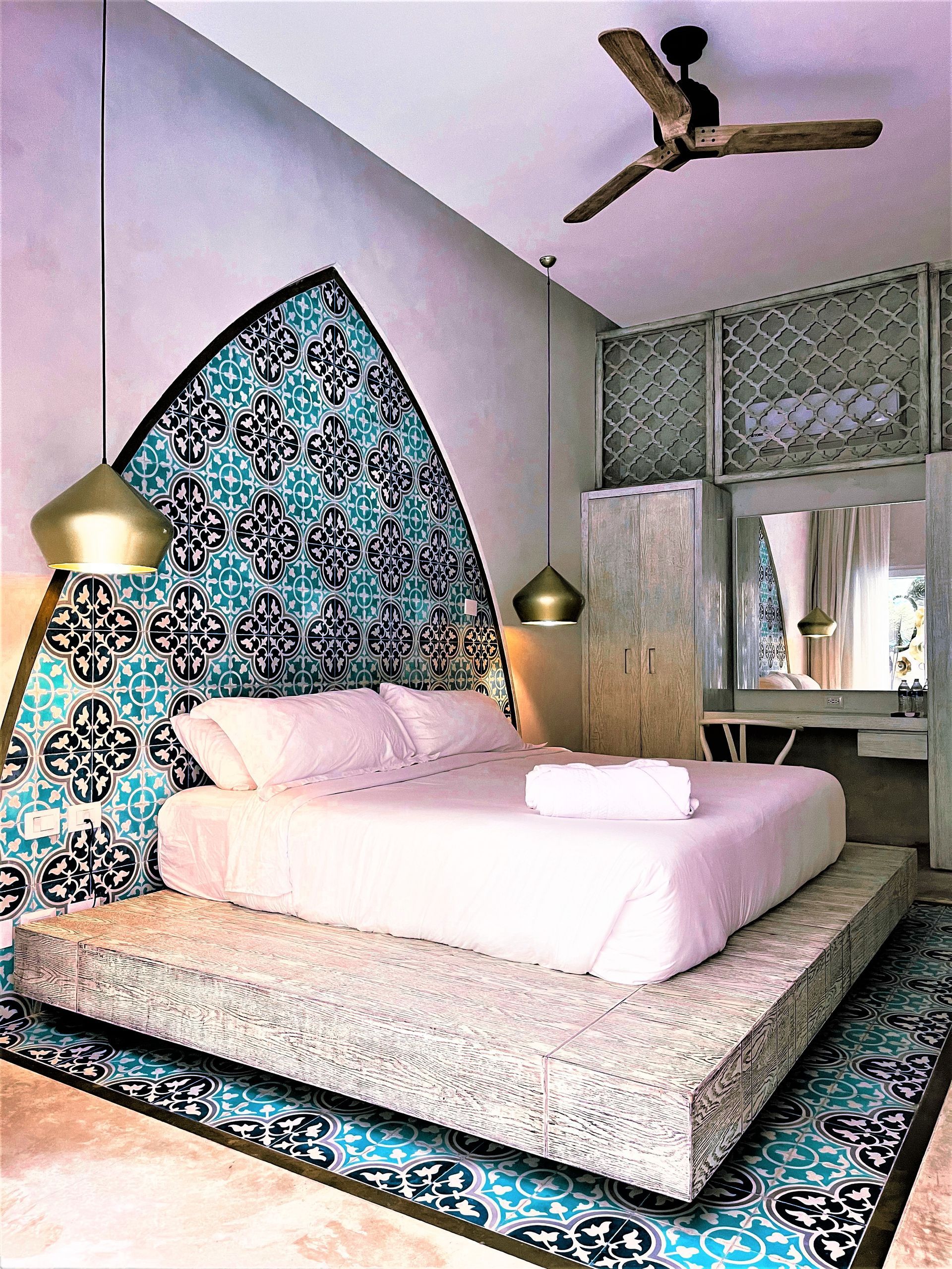 Un dormitorio con una cama grande y un ventilador de techo.