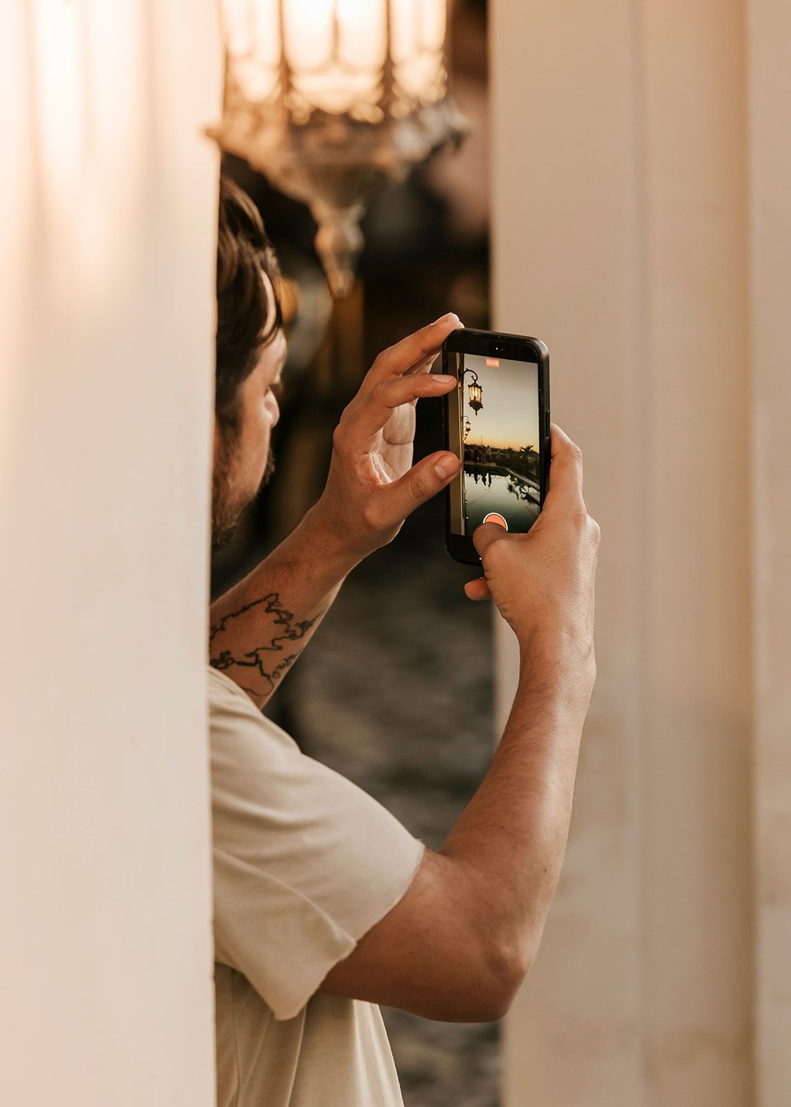 Un hombre se está tomando una foto con su teléfono celular.