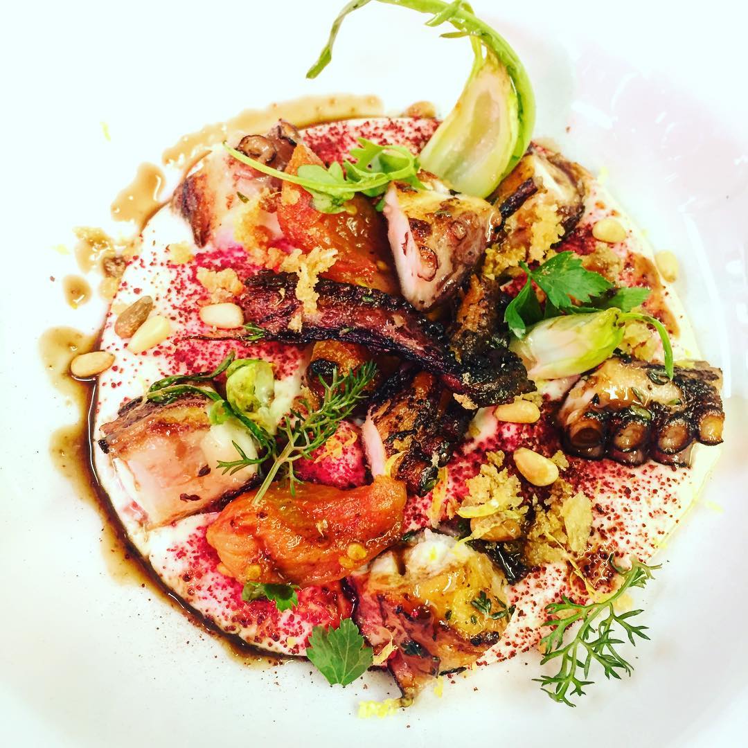 Ein Teller mit Essen mit Fleisch und Gemüse darauf