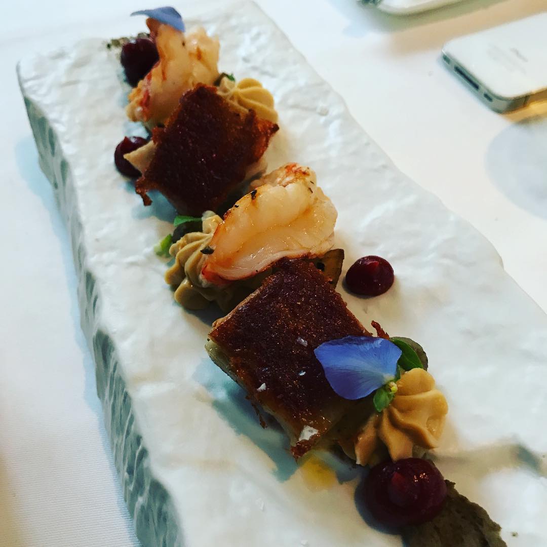 Eine Nahaufnahme eines Tellers mit Essen auf einem Tisch