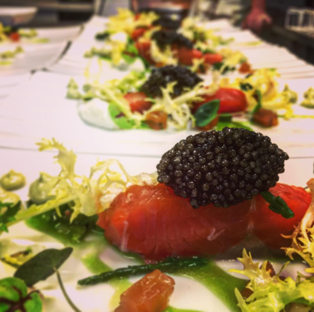 Eine Nahaufnahme eines Tellers mit Essen und Kaviar oben drauf