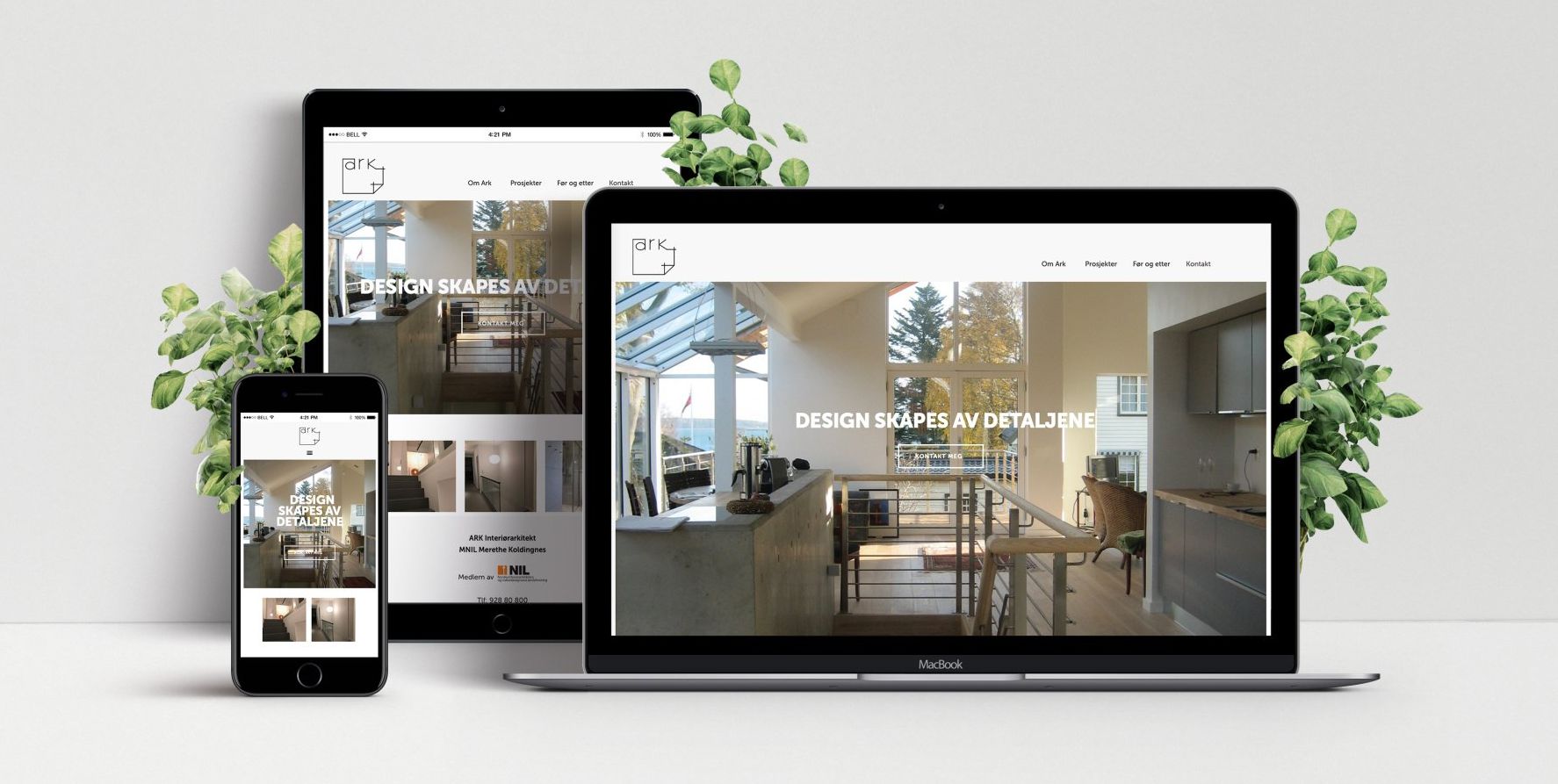 En bærbar PC, nettbrett og telefon sitter på et bord.
