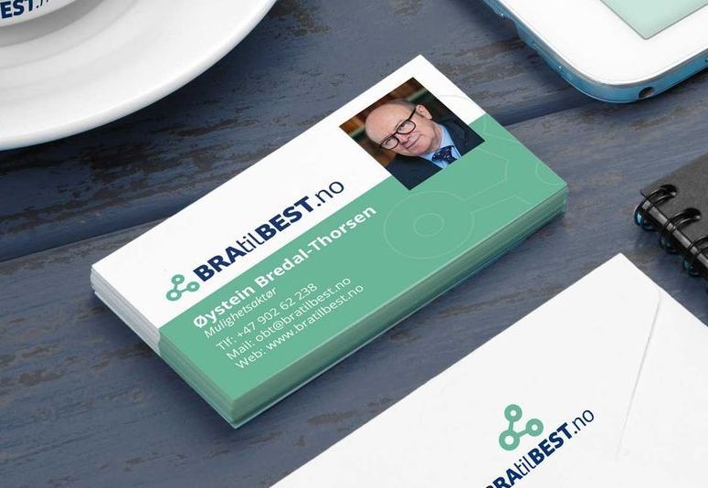 Visittkort med blå tone og tenner