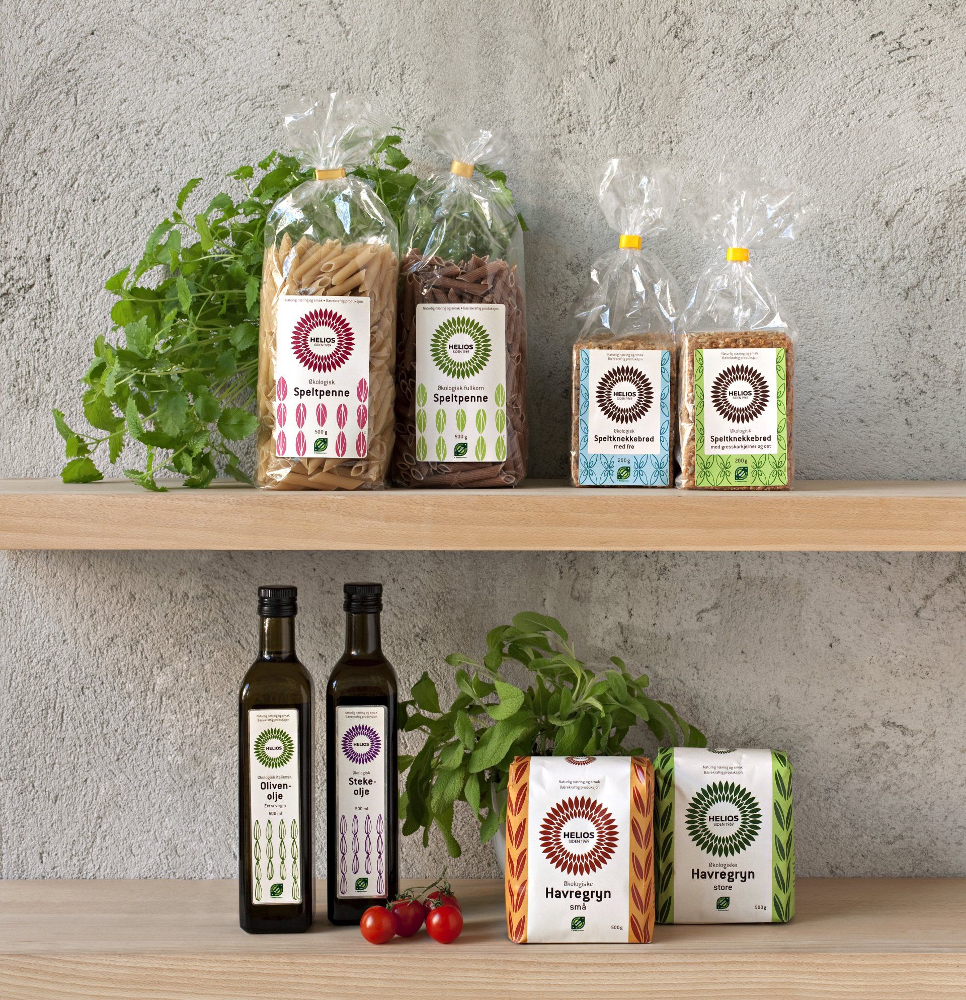 En hylle med flasker olivenolje og pasta på