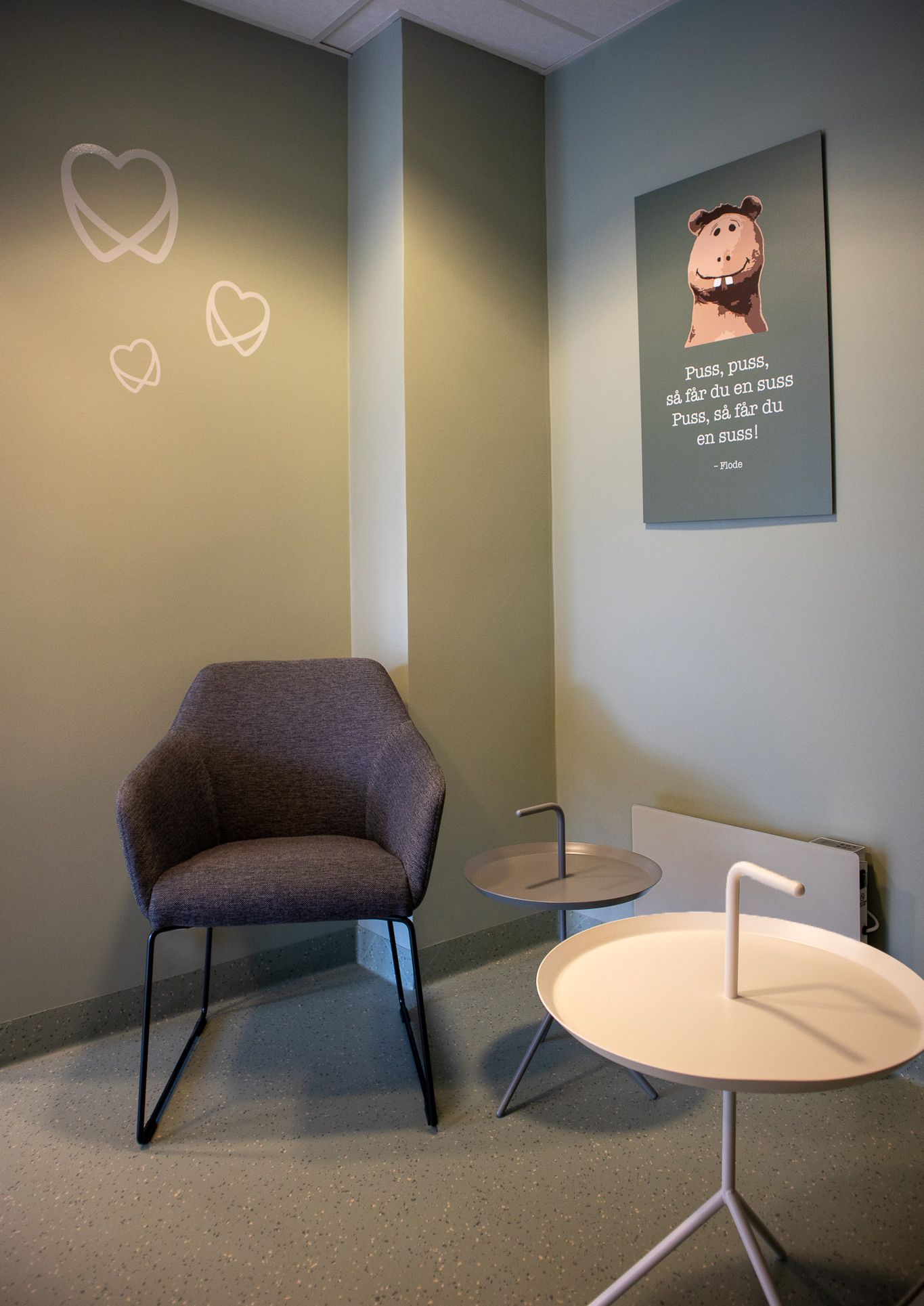 Et hjørne av et rom med en stol og et bord