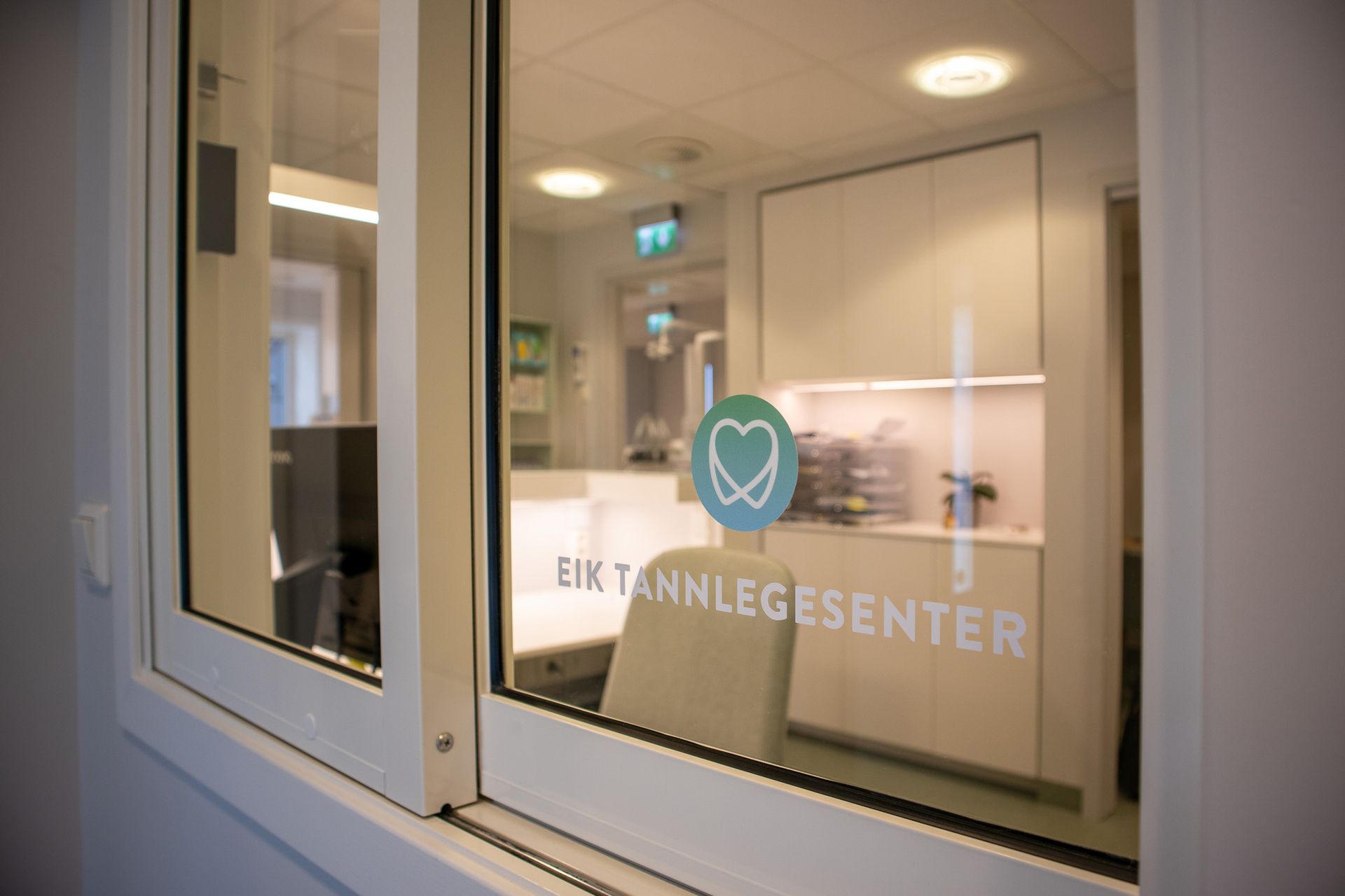 En utsikt over et tannlegekontor gjennom et vindu.