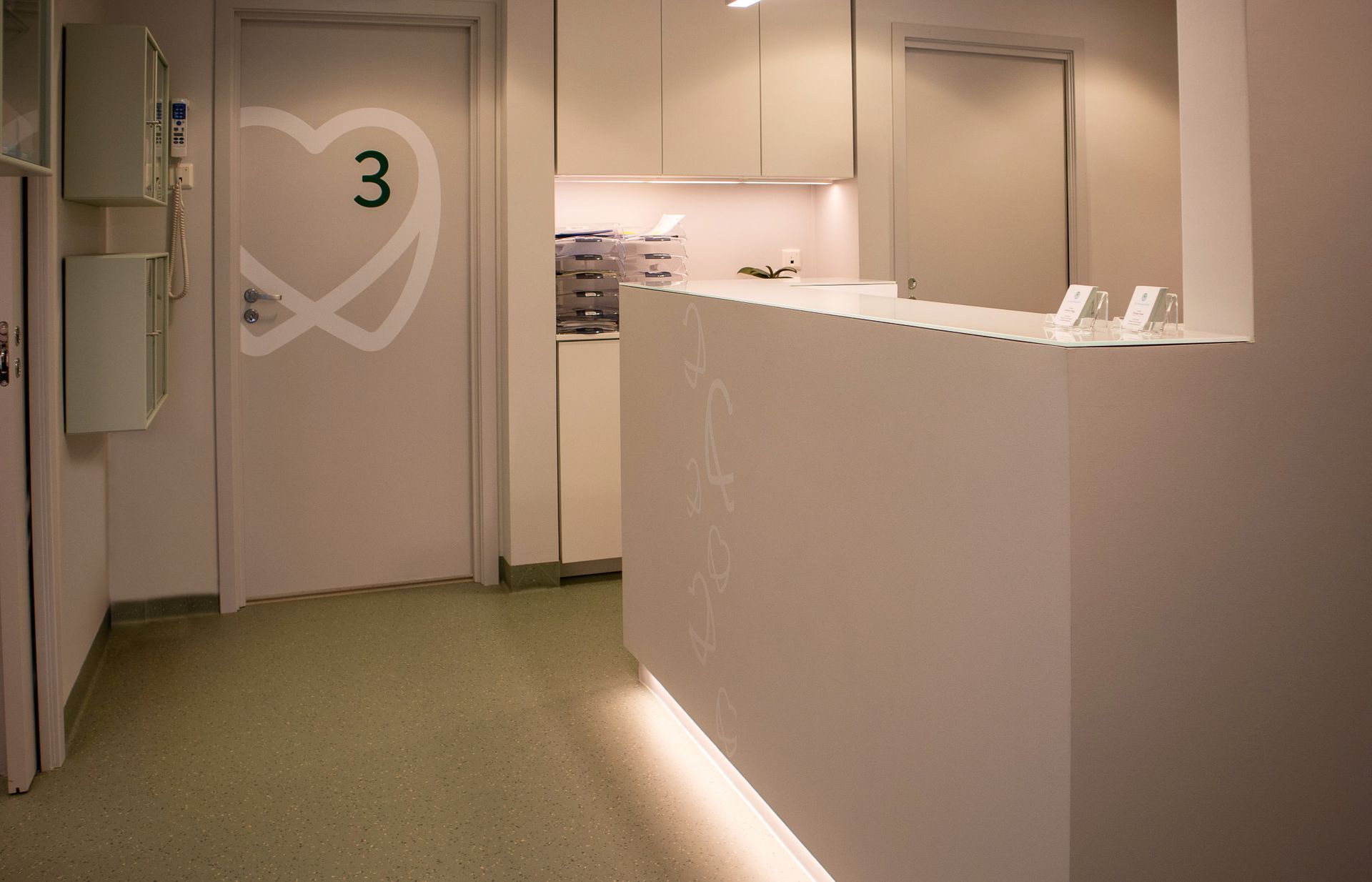 Et tannlegekontor med nummer 3 på døren