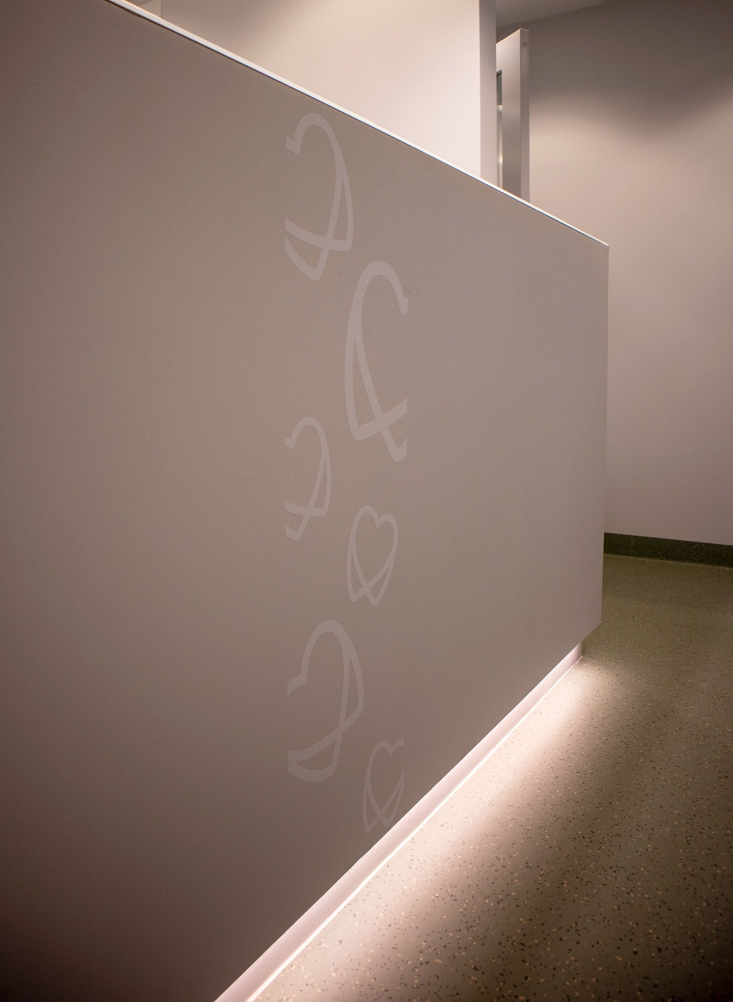 En hvit vegg med en tegning av hjerter på.