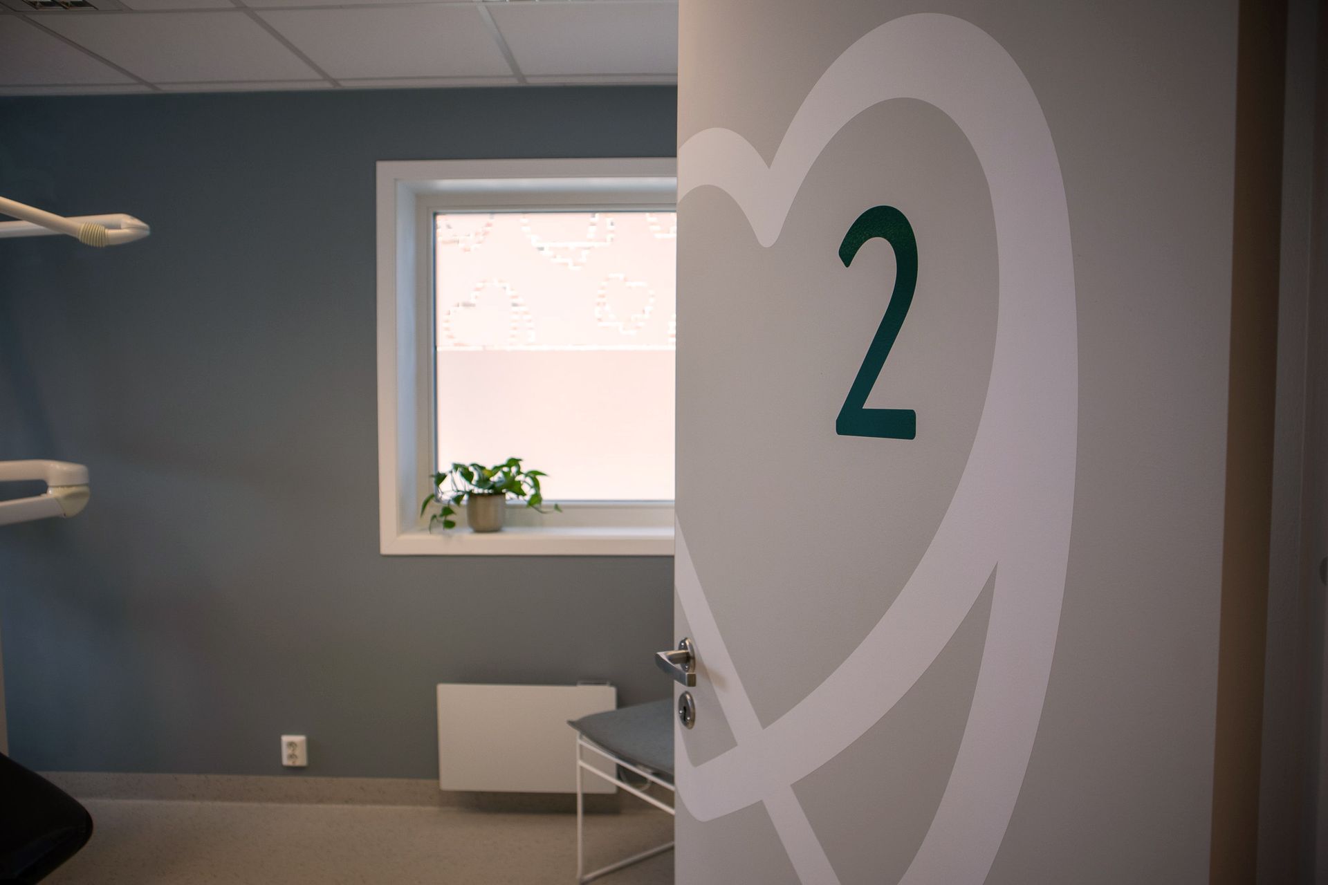 En dør med et hjerte og tallet 2 på