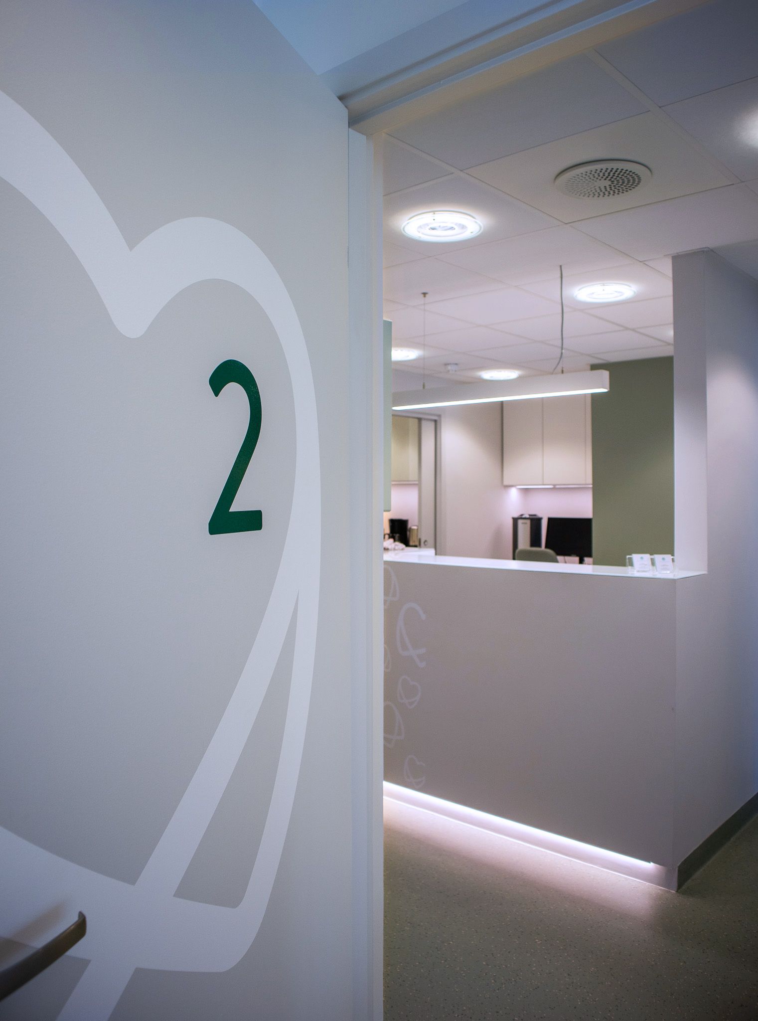 En hvit vegg med tallet 2 på