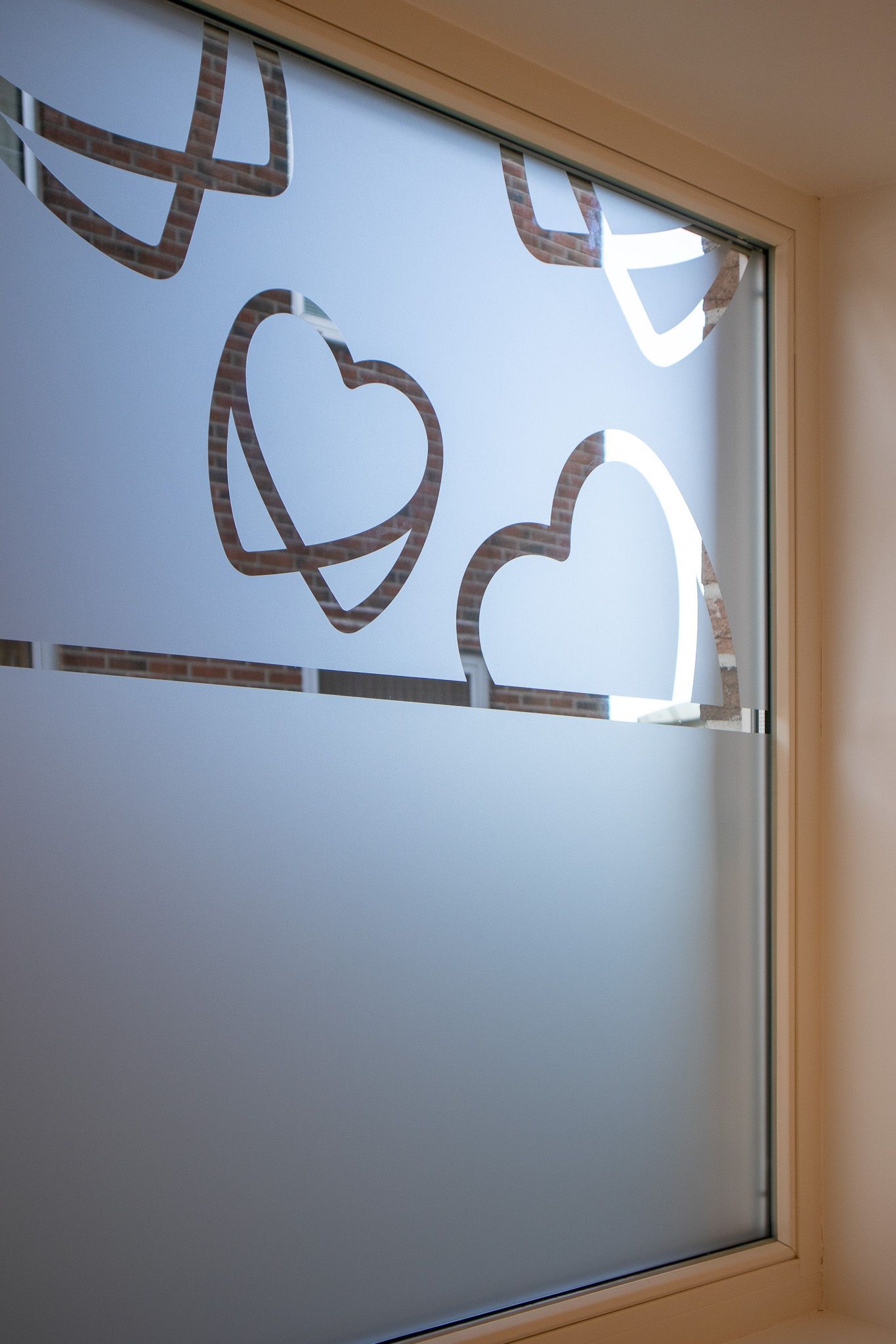 Et vindu med en tegning av hjerter på