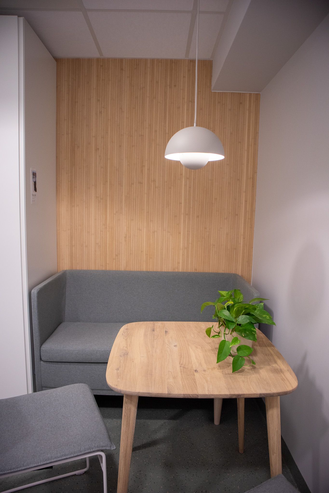 Det er en sofa og et bord i rommet.