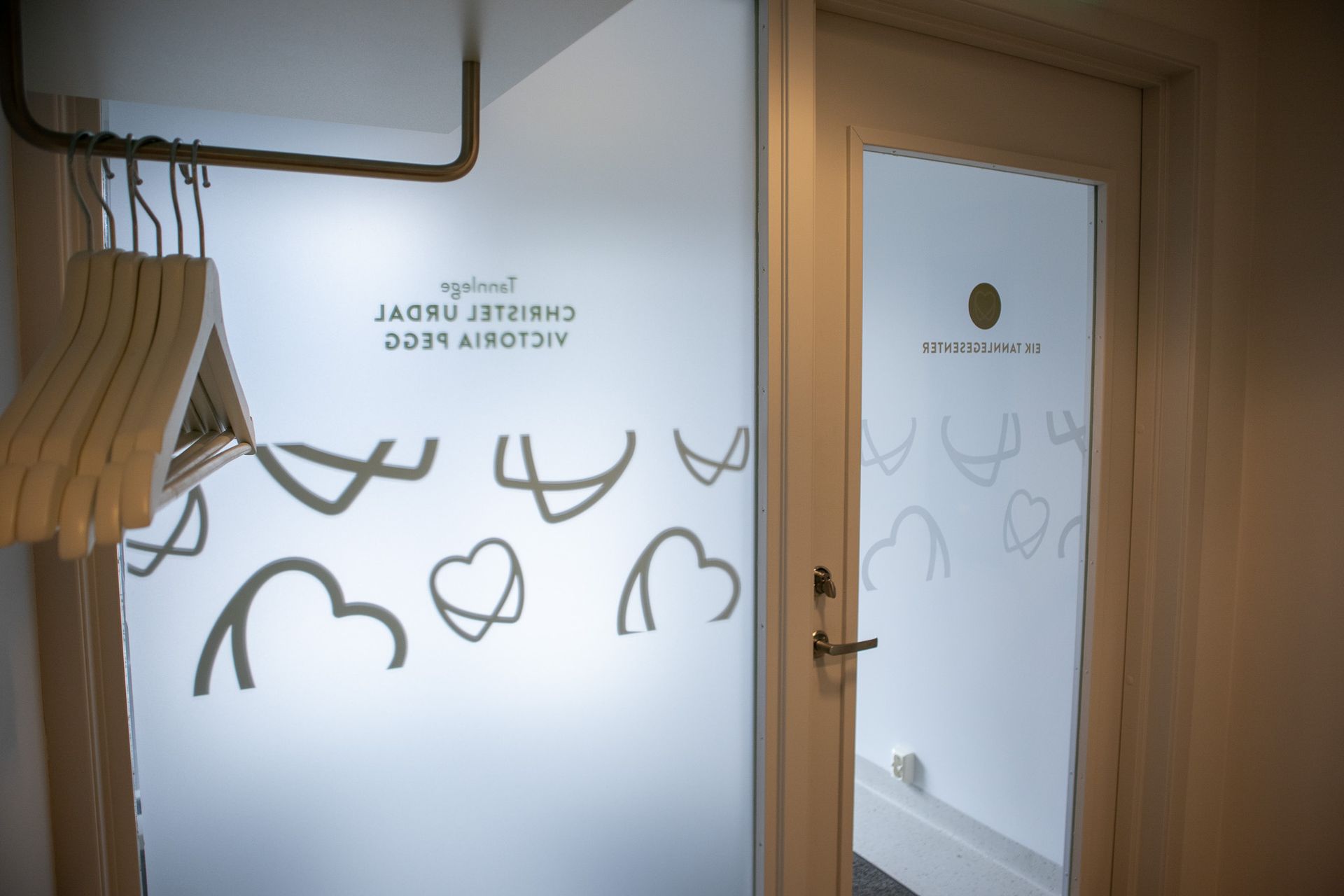 En dør med en refleksjon av en persons ansikt på den