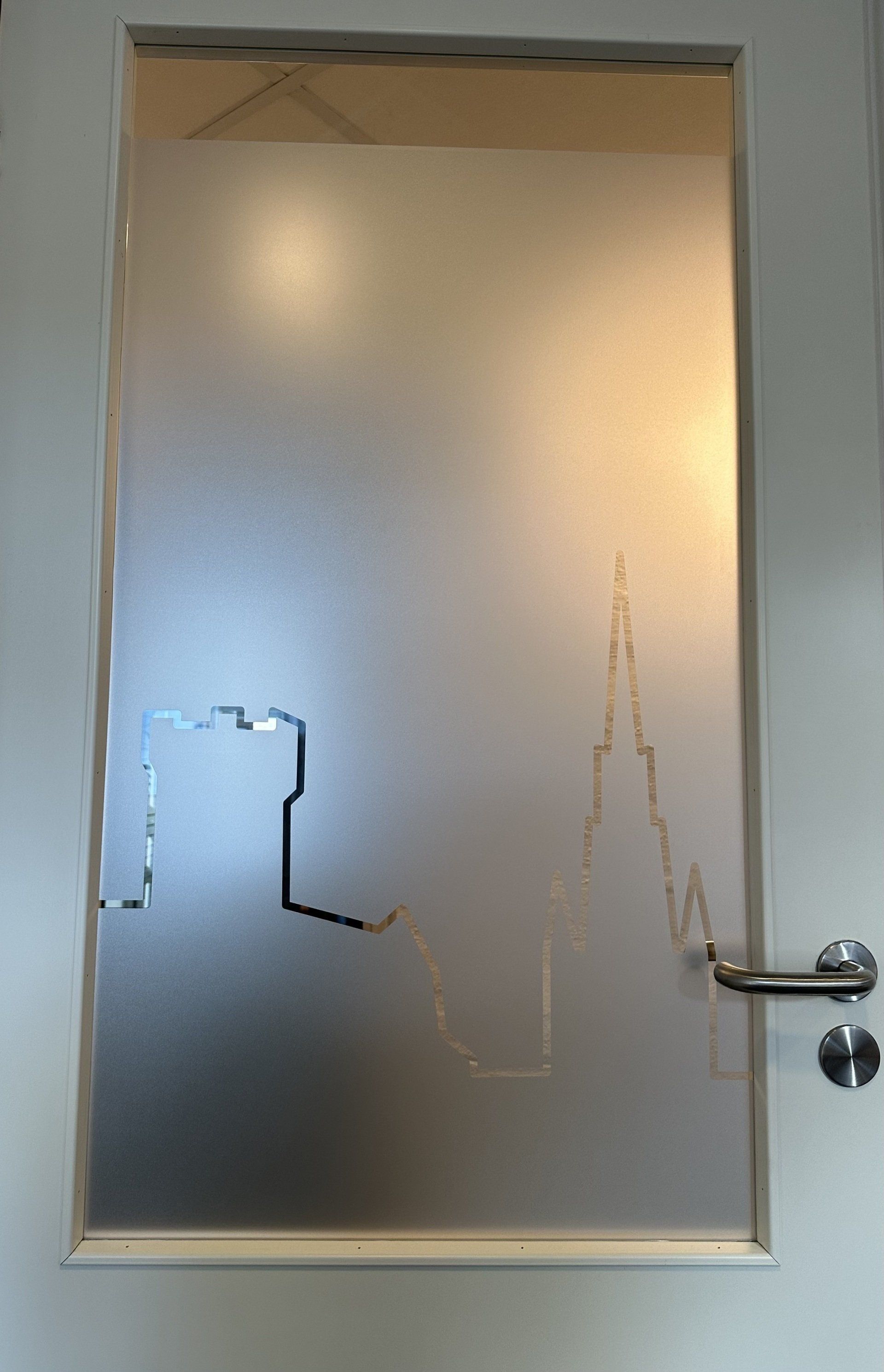 En dør med et bilde av et slott på.