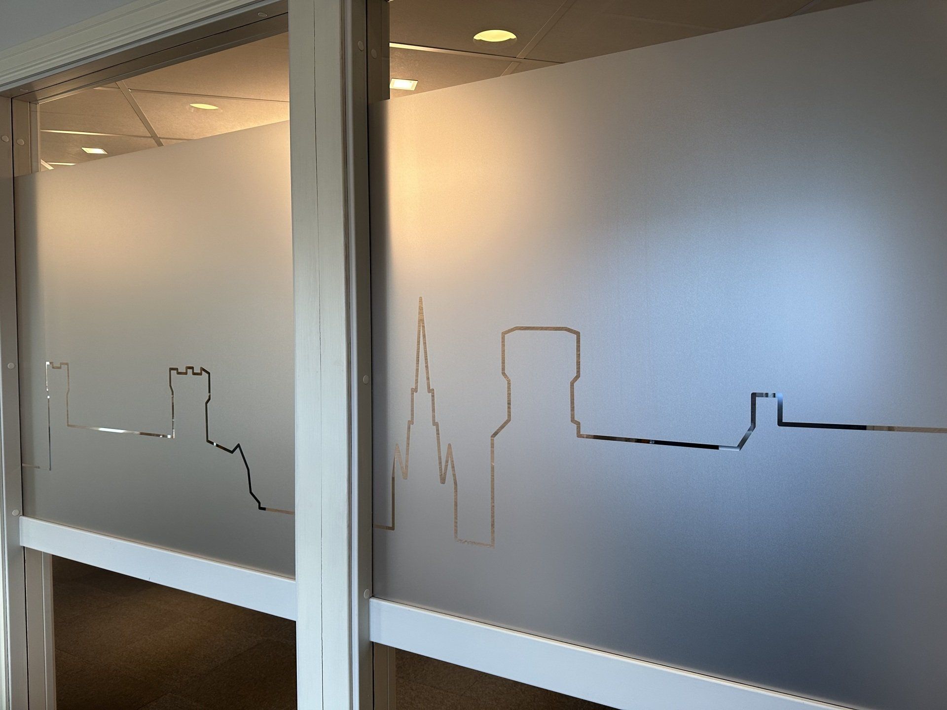 Et vindu med en tegning av en by på