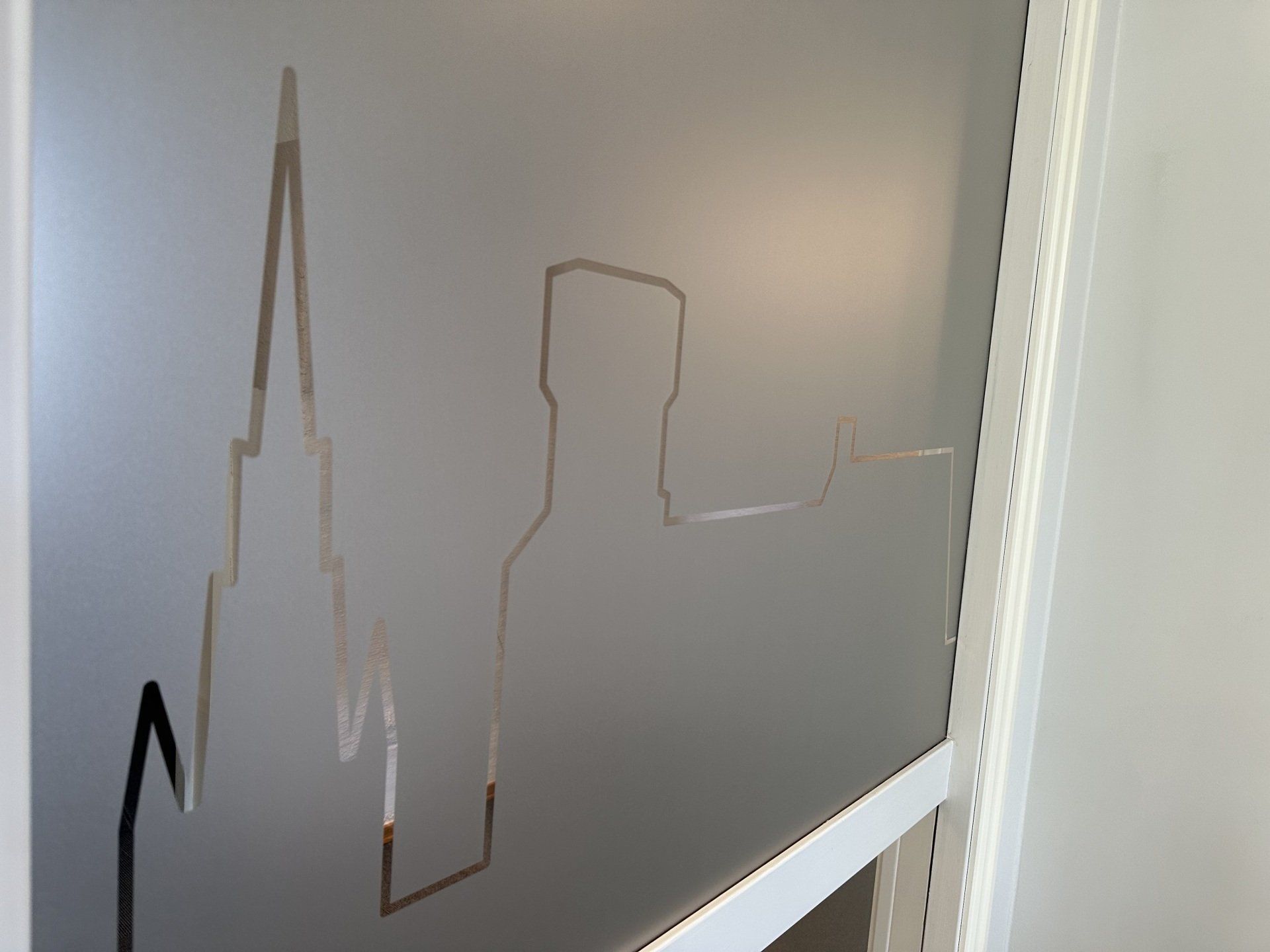 Et vindu med en tegning av et slott på