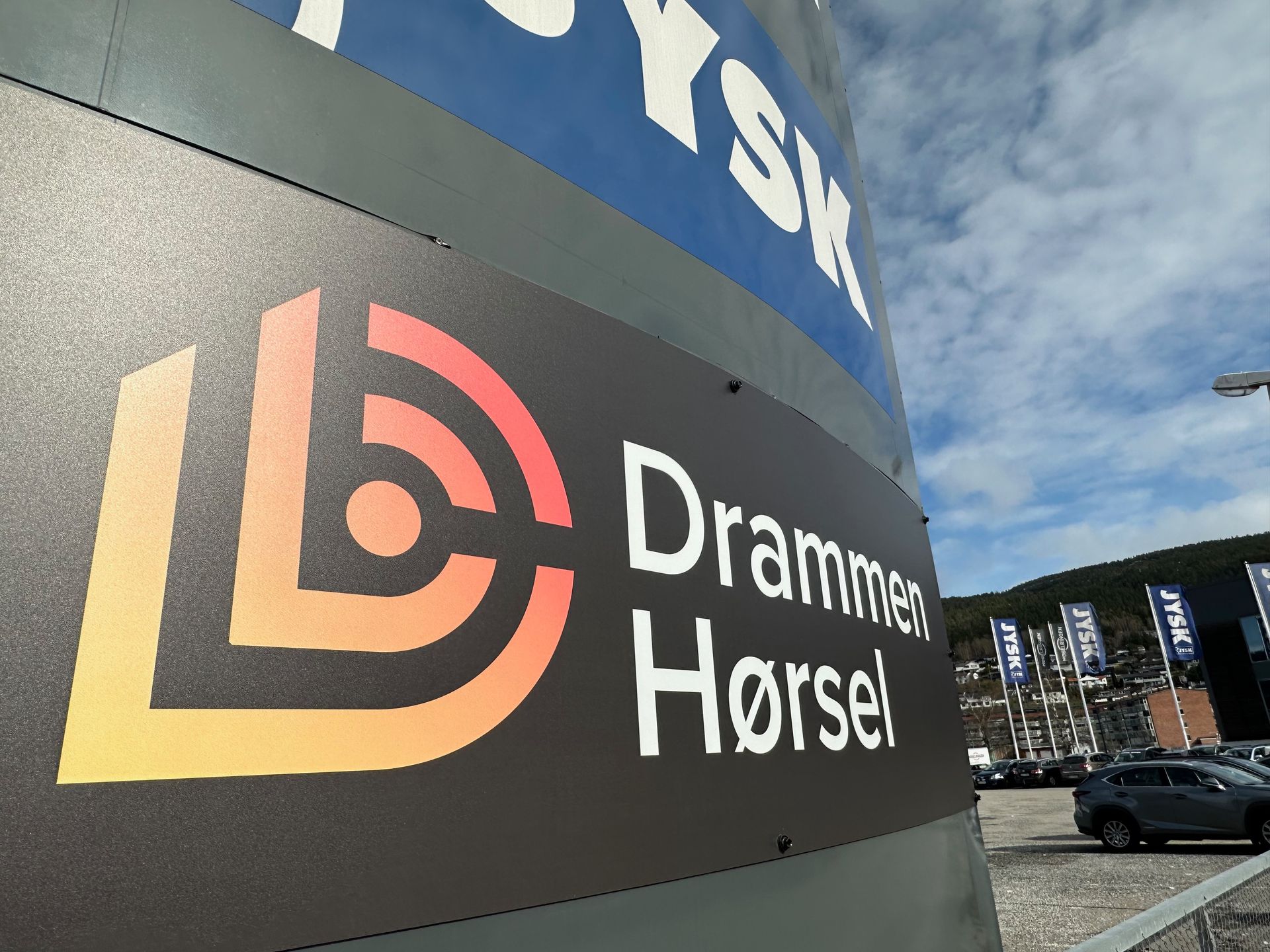 Et skilt som har ordet horsel på