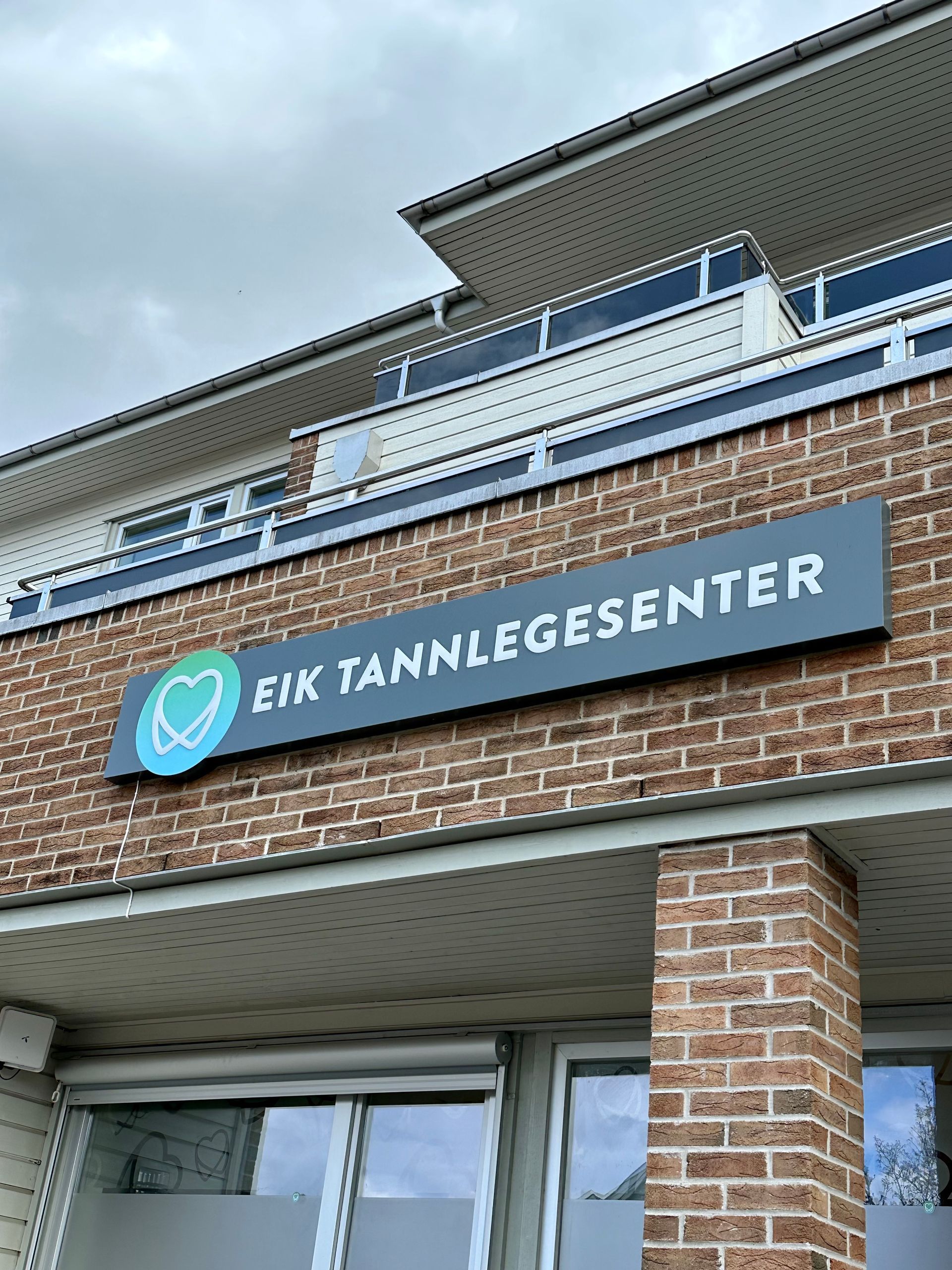 En murbygning med et skilt hvor det står eik tannlegesenter