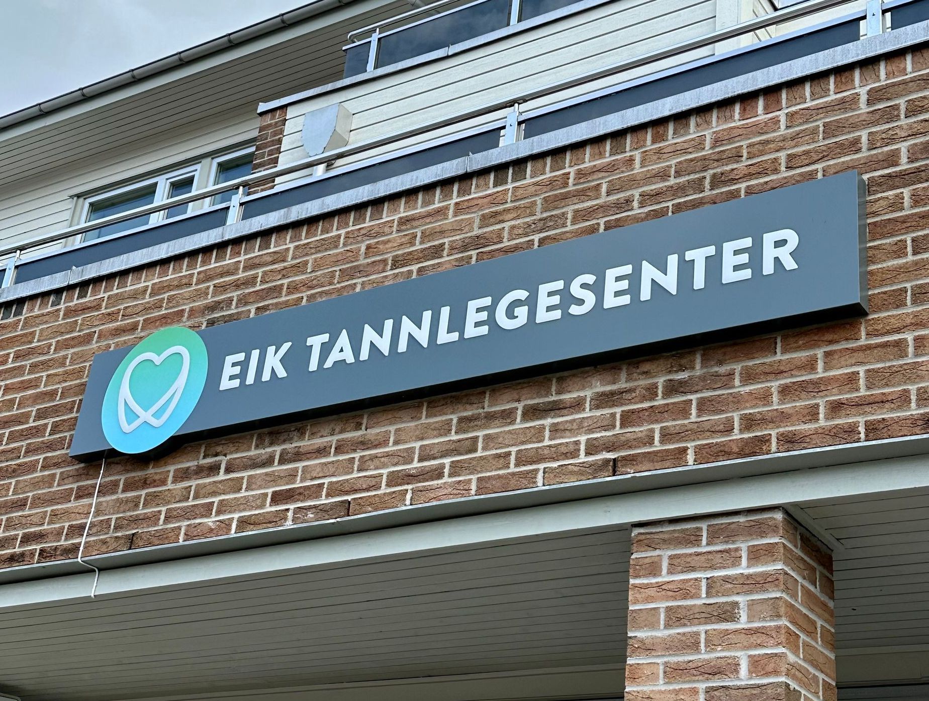 En murbygning med et skilt hvor det står eik tannlegesenter