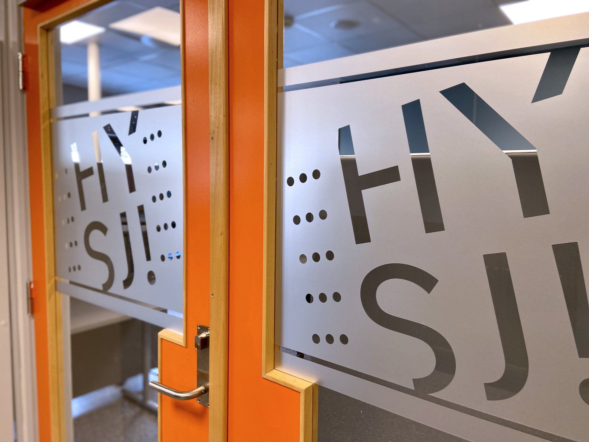 En dør med vinyl som sier «hysj»