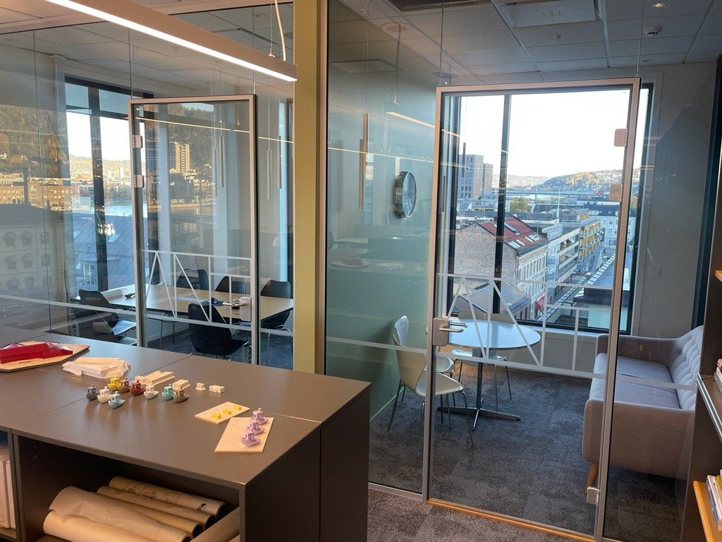 Et rom med en sofa , bord og stoler i den.