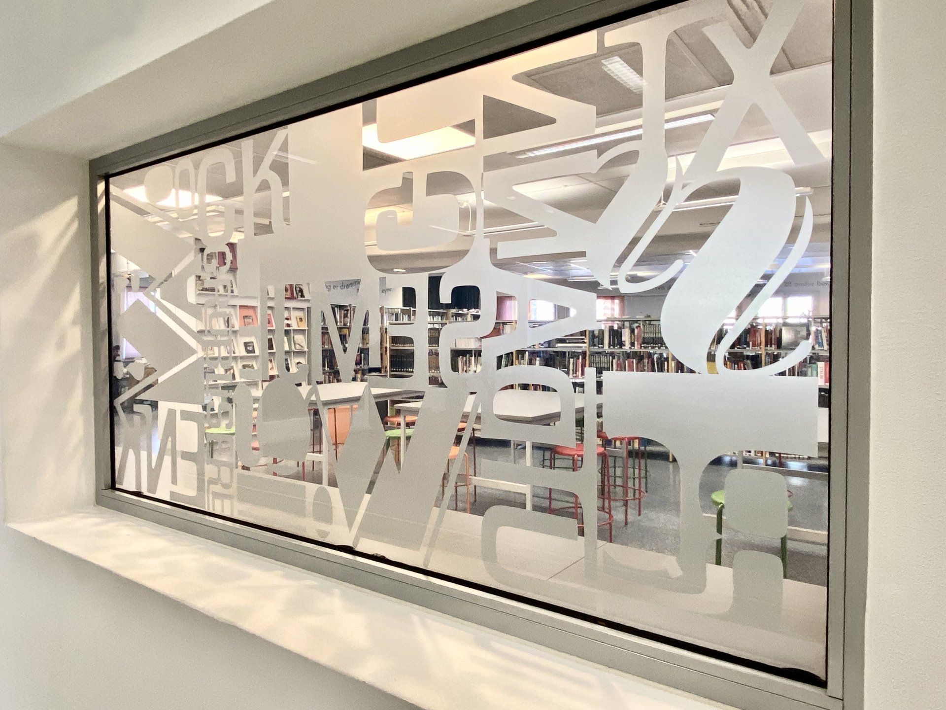 Et stort vindu med vindusdesign på