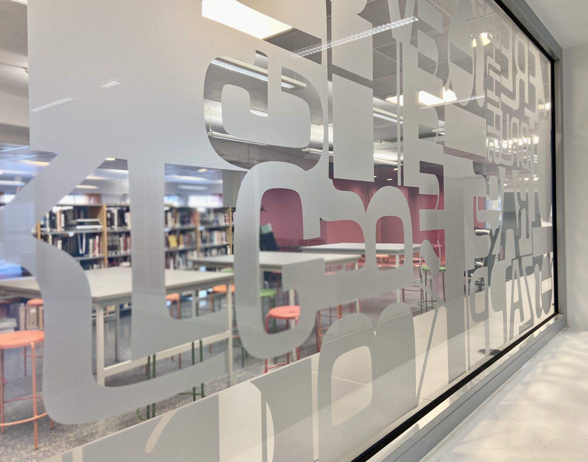 Et bibliotek med vindusdekor