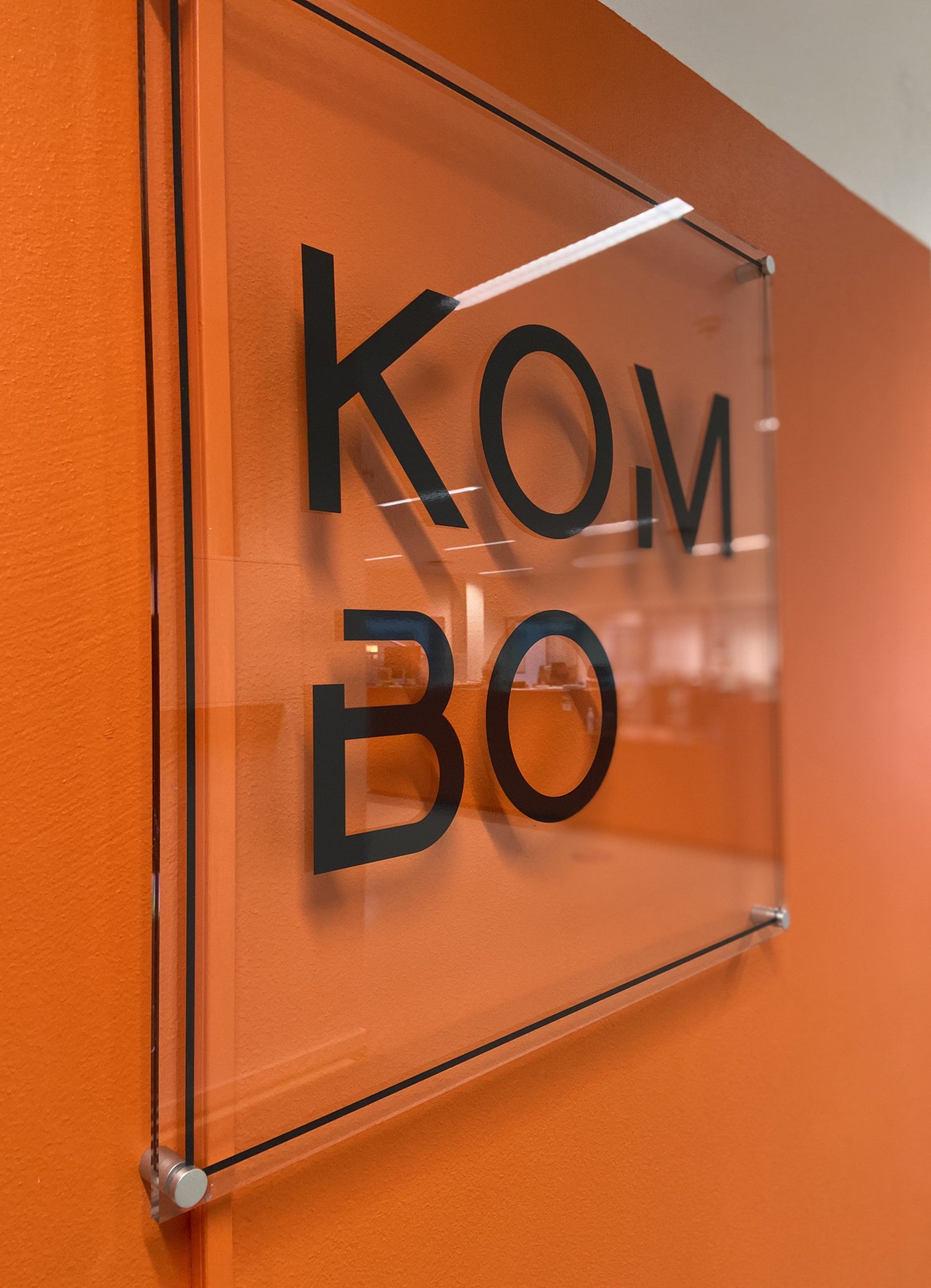 Et skilt på en oransje vegg som sier kombo