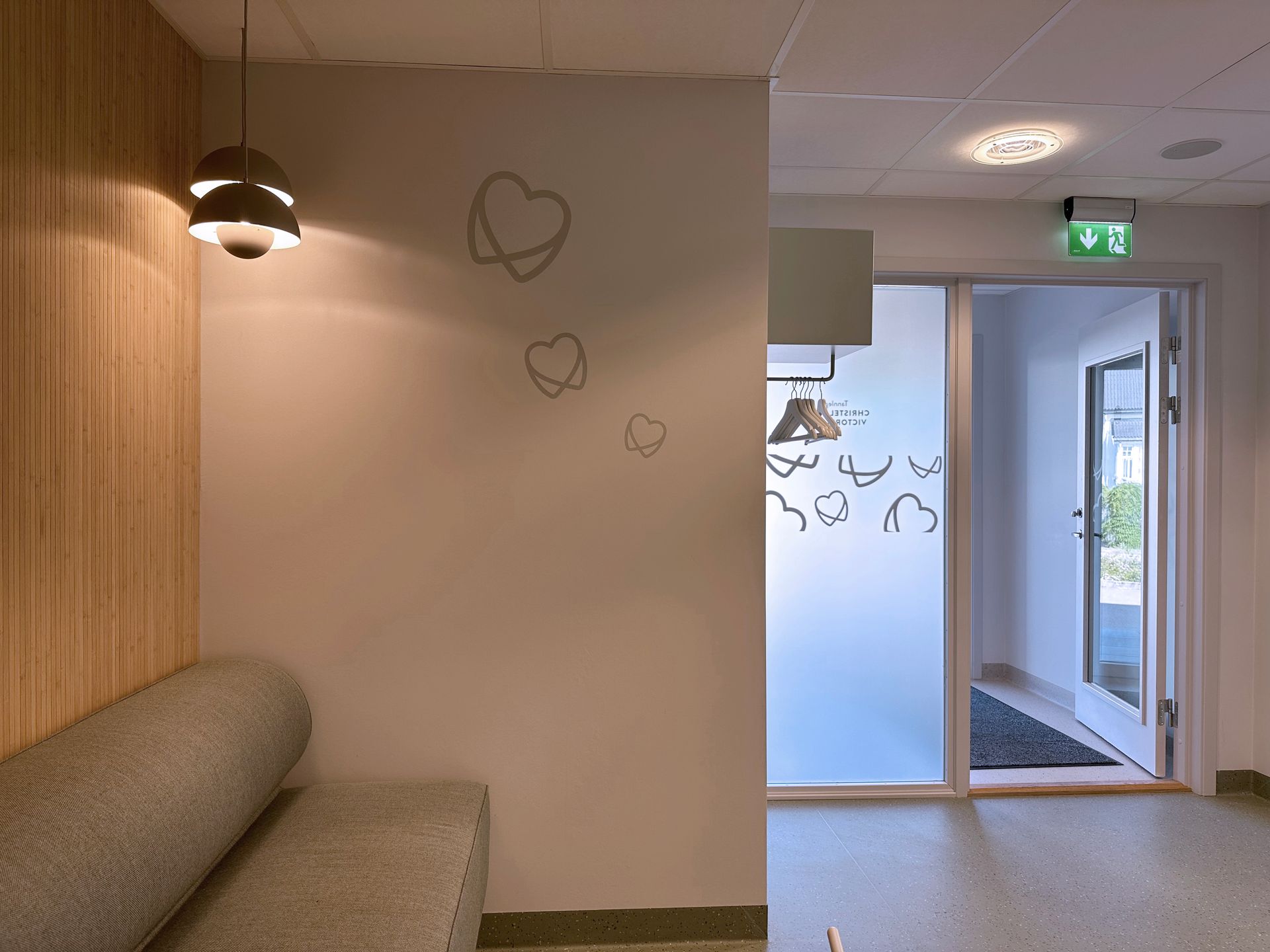 En gang med sofa og glassdør