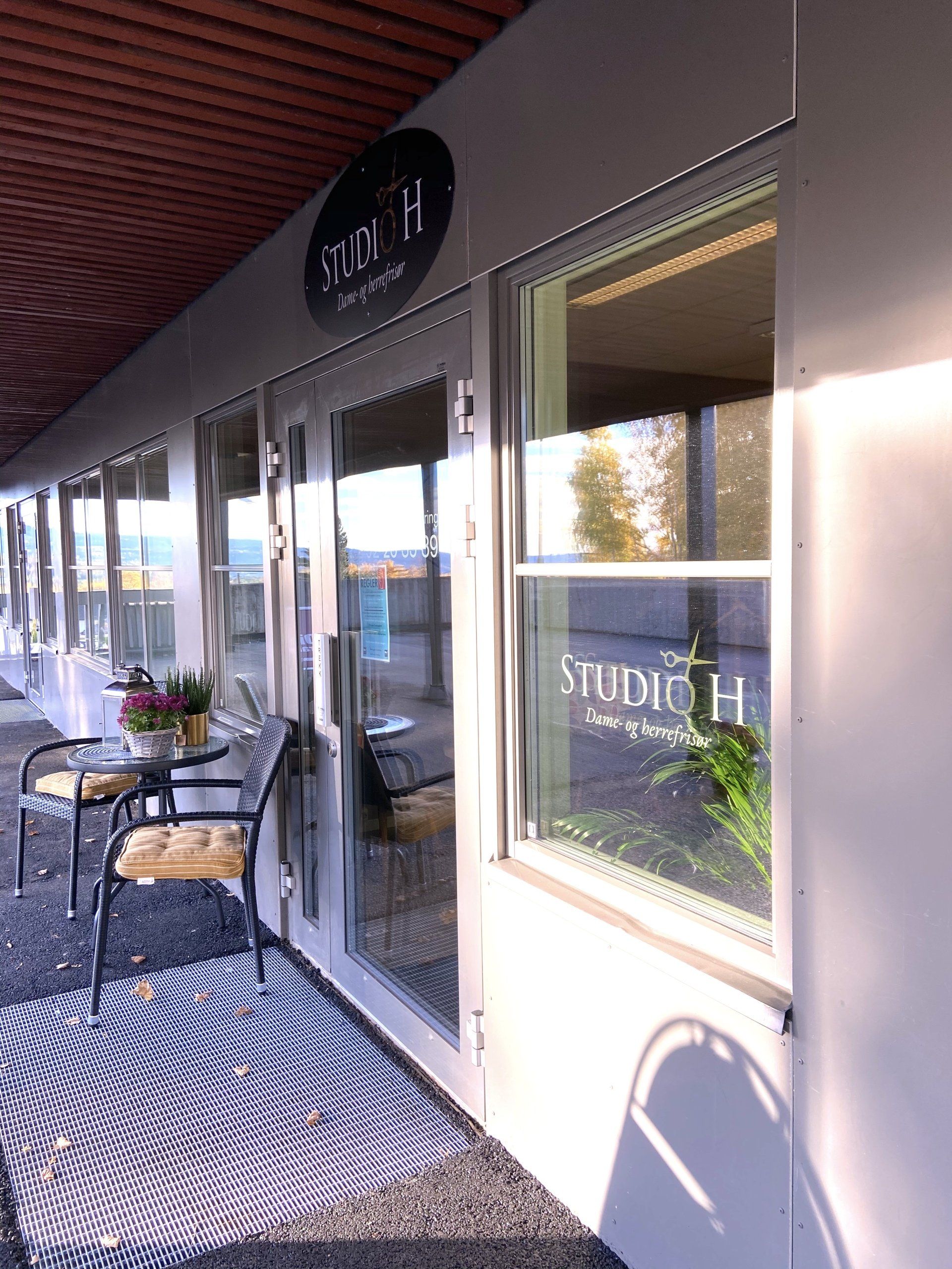 En bygning med et skilt som sier 'studio 1' på