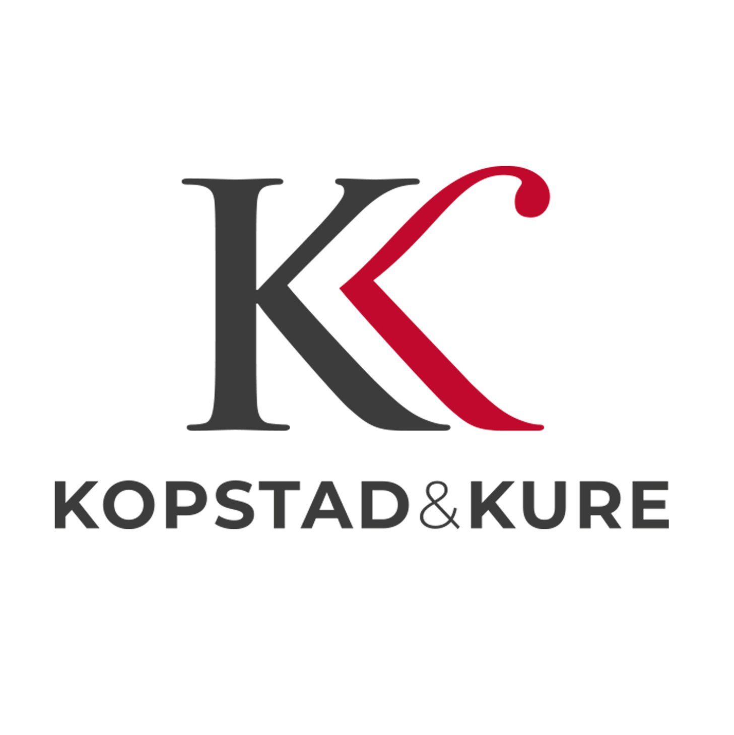 Logoen til kopstad & kure er svart og rød.