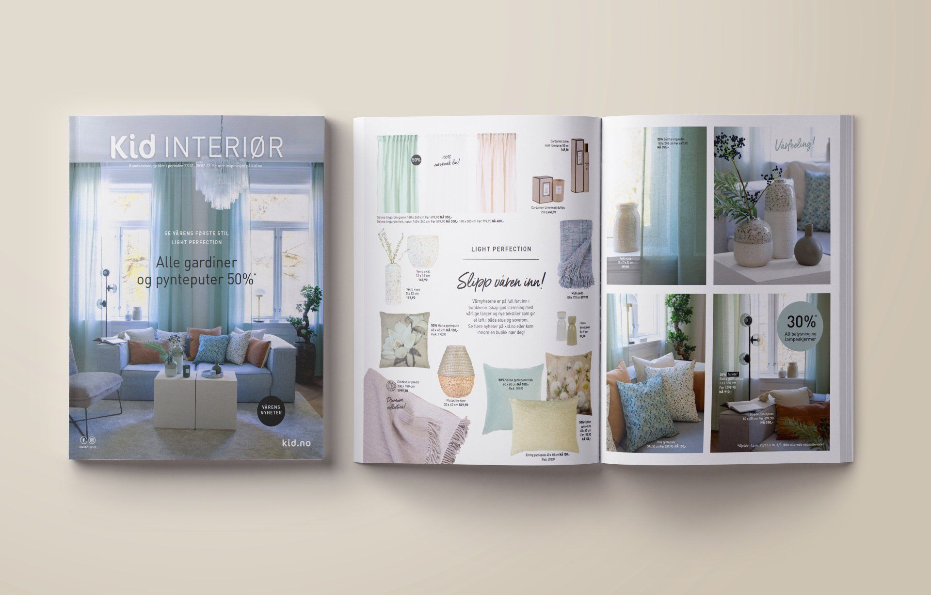 Et magasin er åpent til en stue med sofa og puter.