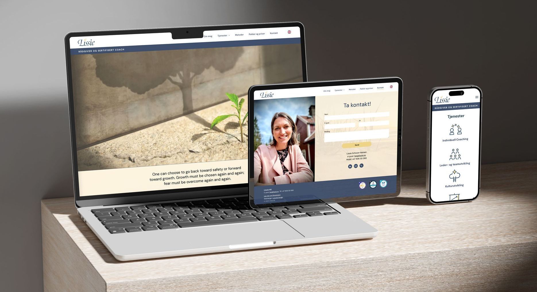 En bærbar PC, et nettbrett og en mobiltelefon ligger på et bord.