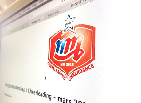 En dataskjerm med en cheerleading-logo på