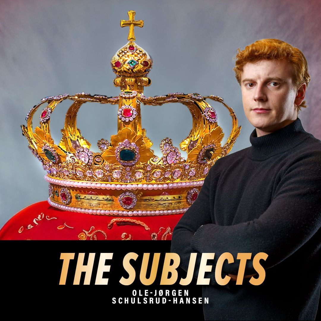 En mann står foran en krone som sier fagene