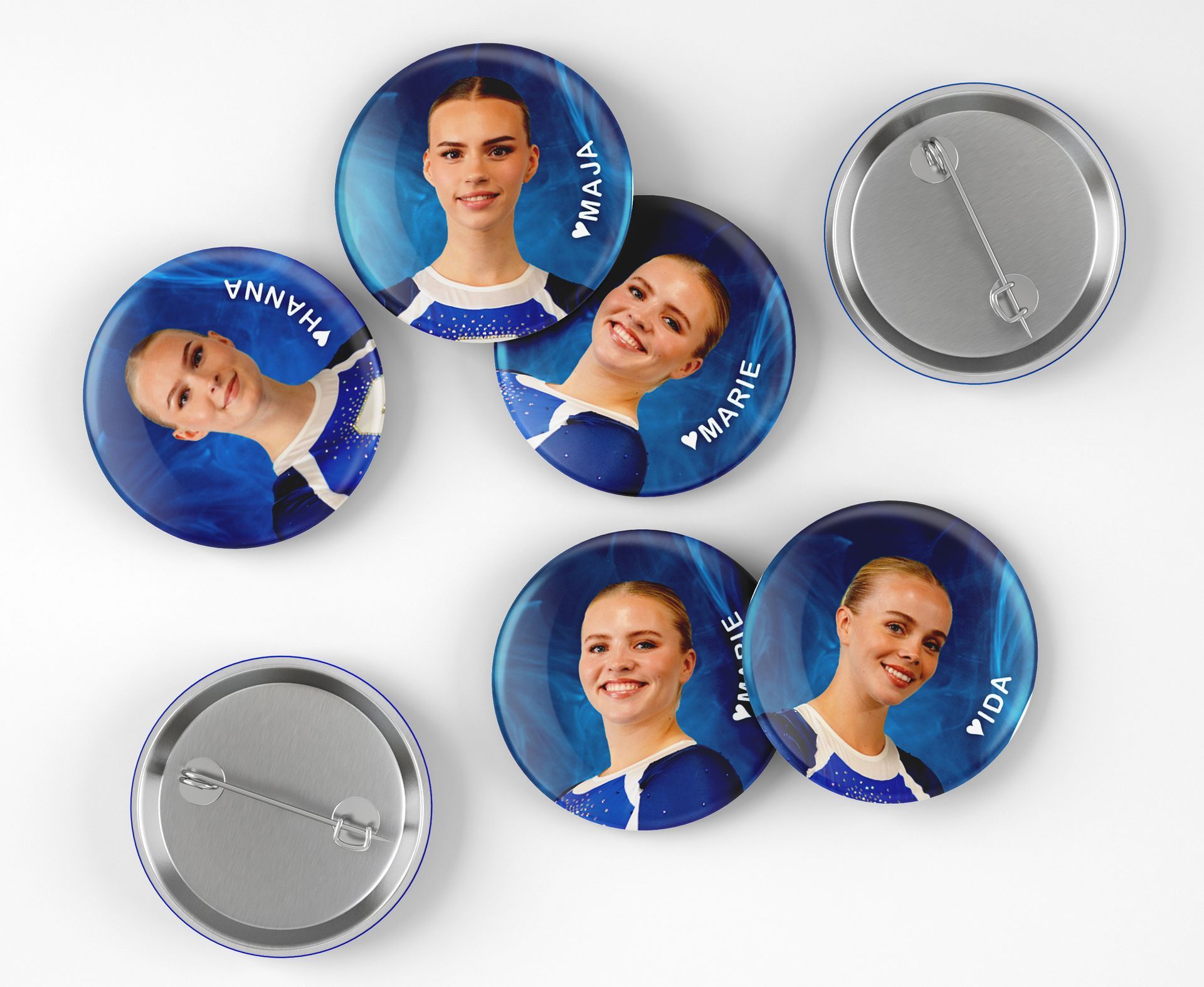 En haug med buttons med et bilde av et portrett på