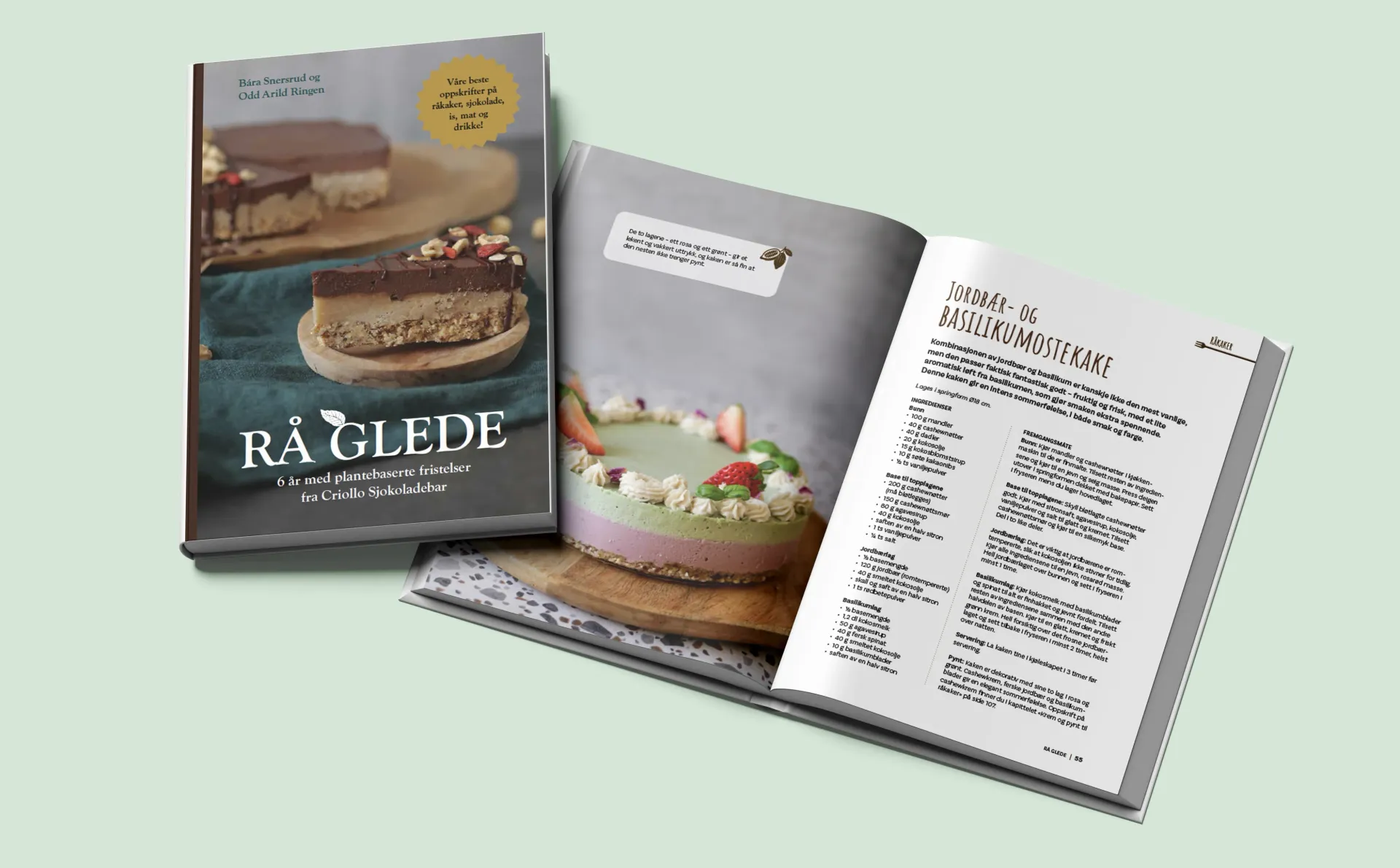 En bærbar PC, nettbrett og telefon sitter på et bord.