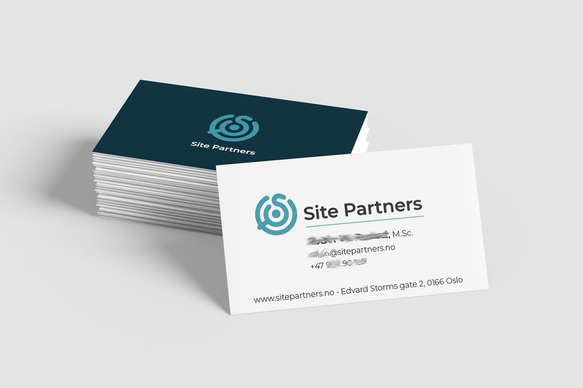 En stabel med visittkort som sitter oppå hverandre på et bord.