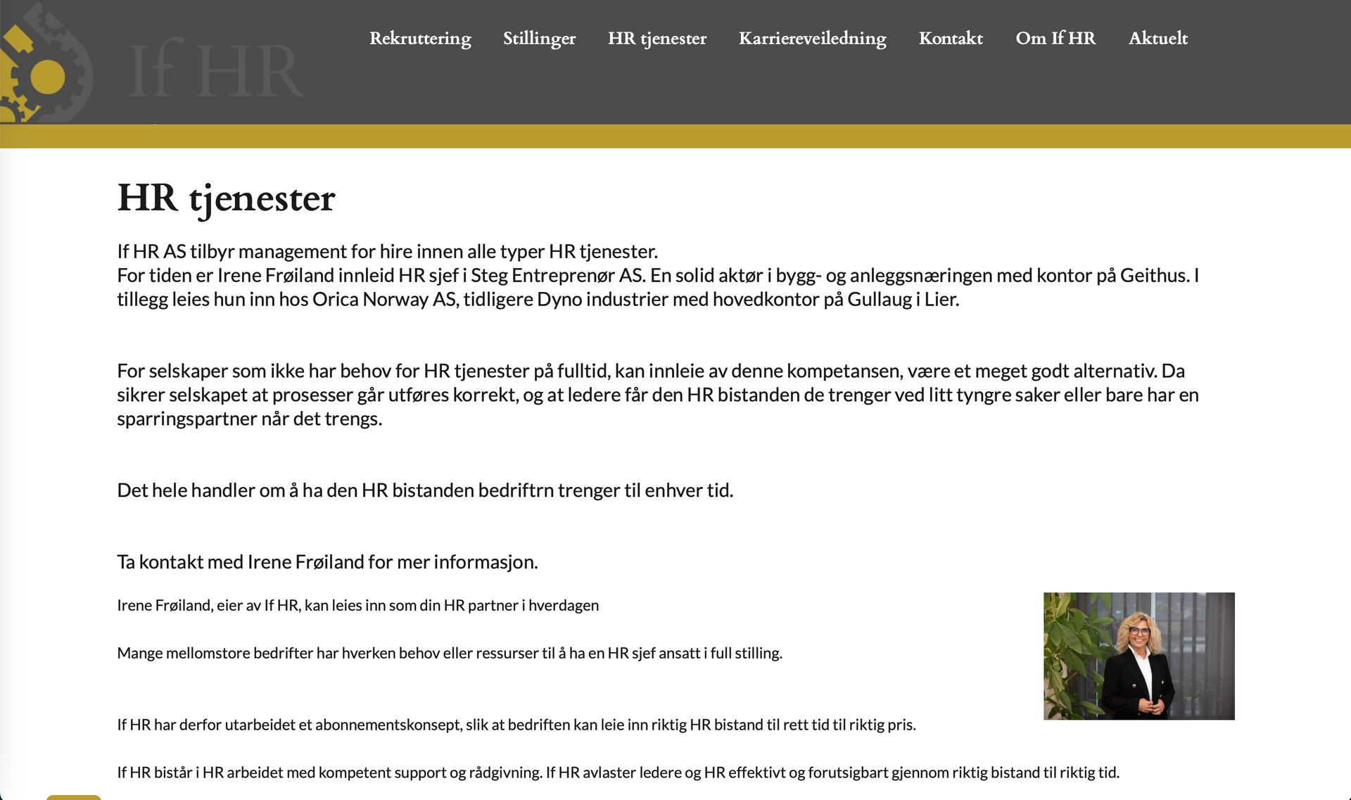 Et svart kaffekrus med ordene om hr på står på et bord.