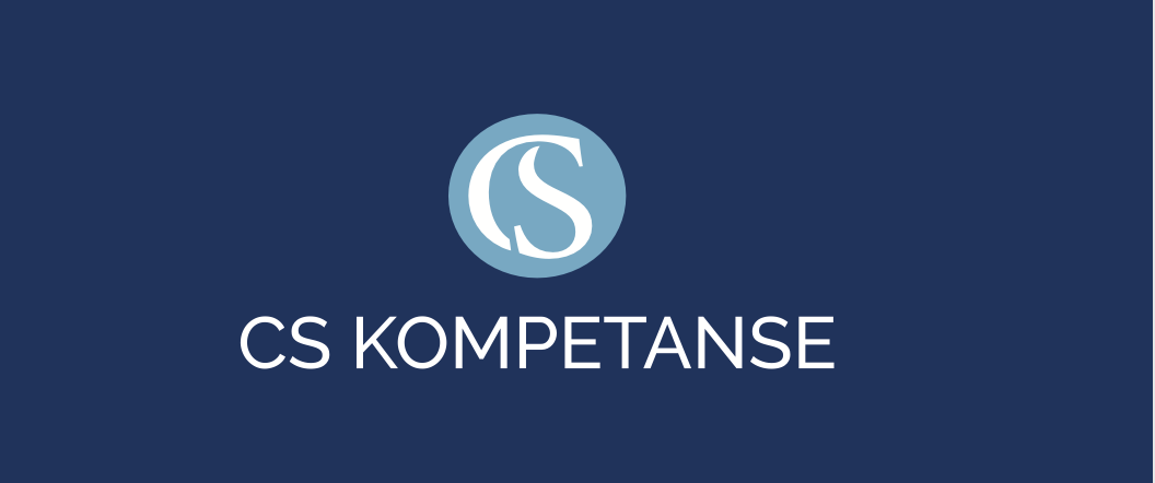 Logo for CS Kompetanse: et hvitt «CS»-monogram i en lyseblå sirkel over «CS KOMPETANSE» i hvit tekst på en mørkeblå bakgrunn.