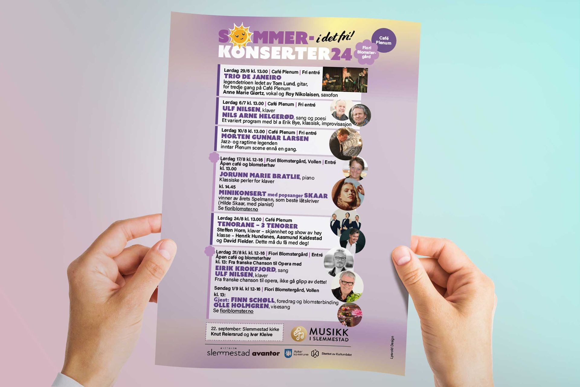 En person holder et lilla papir med en liste over hendelser på.