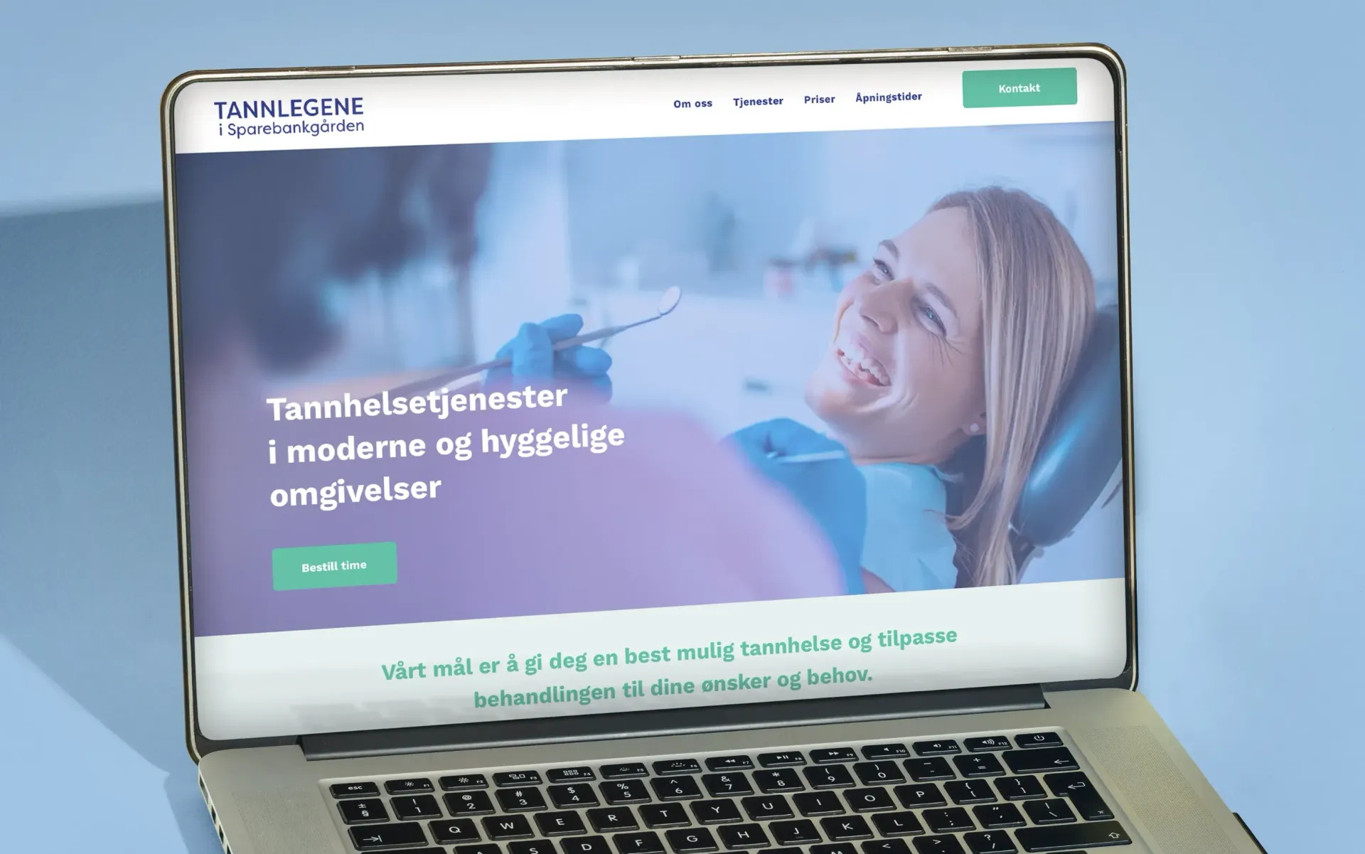 En bærbar PC med et bilde av en kvinne i en tannlegestol på skjermen.