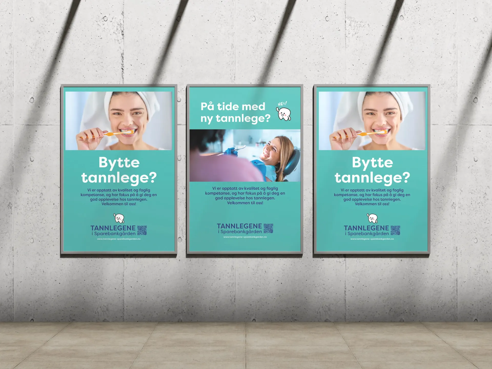 Tre plakater av en kvinne som pusser tennene henger på en vegg