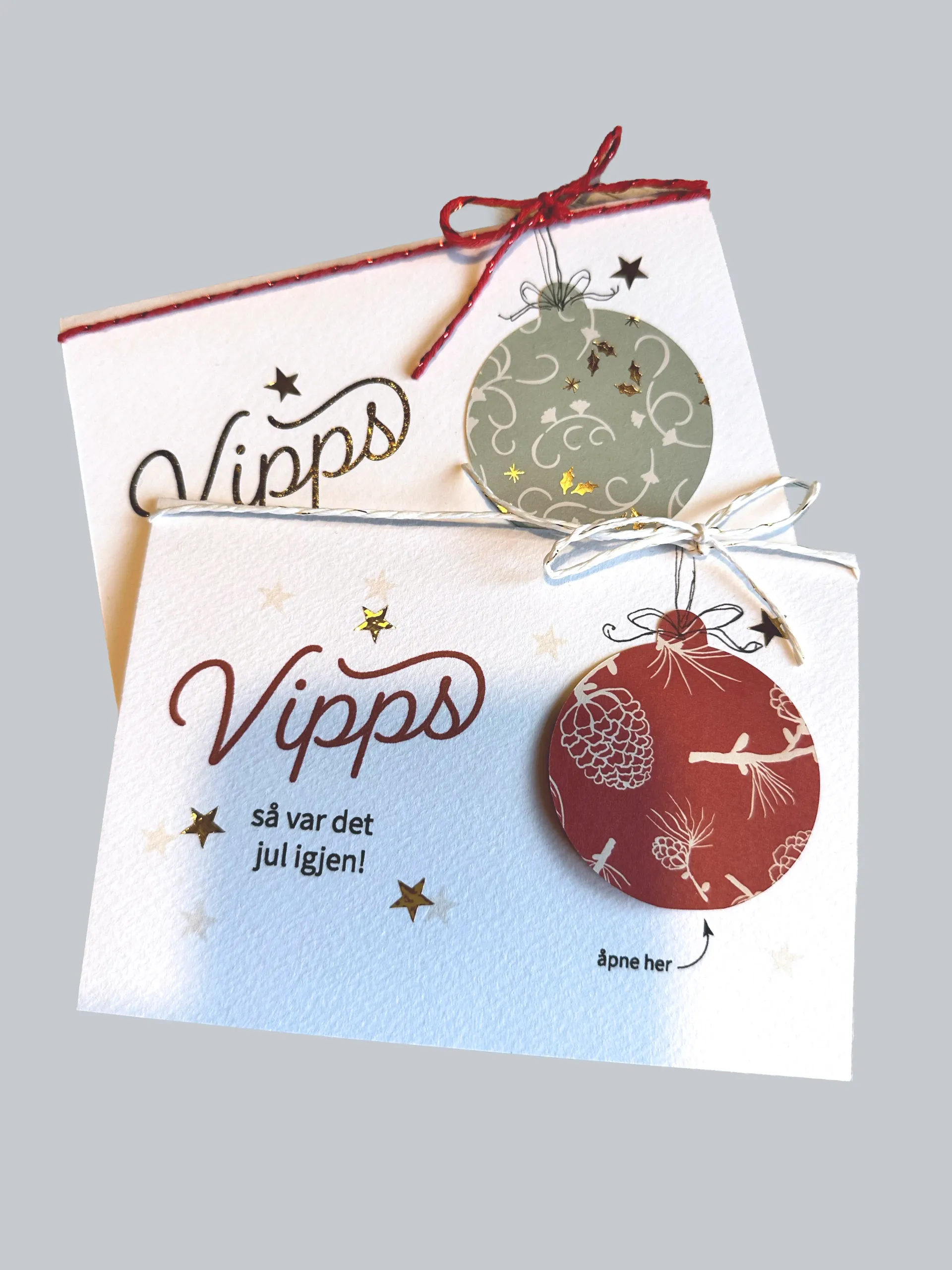 To hvite julekort med rød skrift «Vipps» og ornamenter.