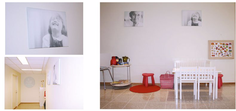 Et rom med bord og stoler og et bilde på veggen