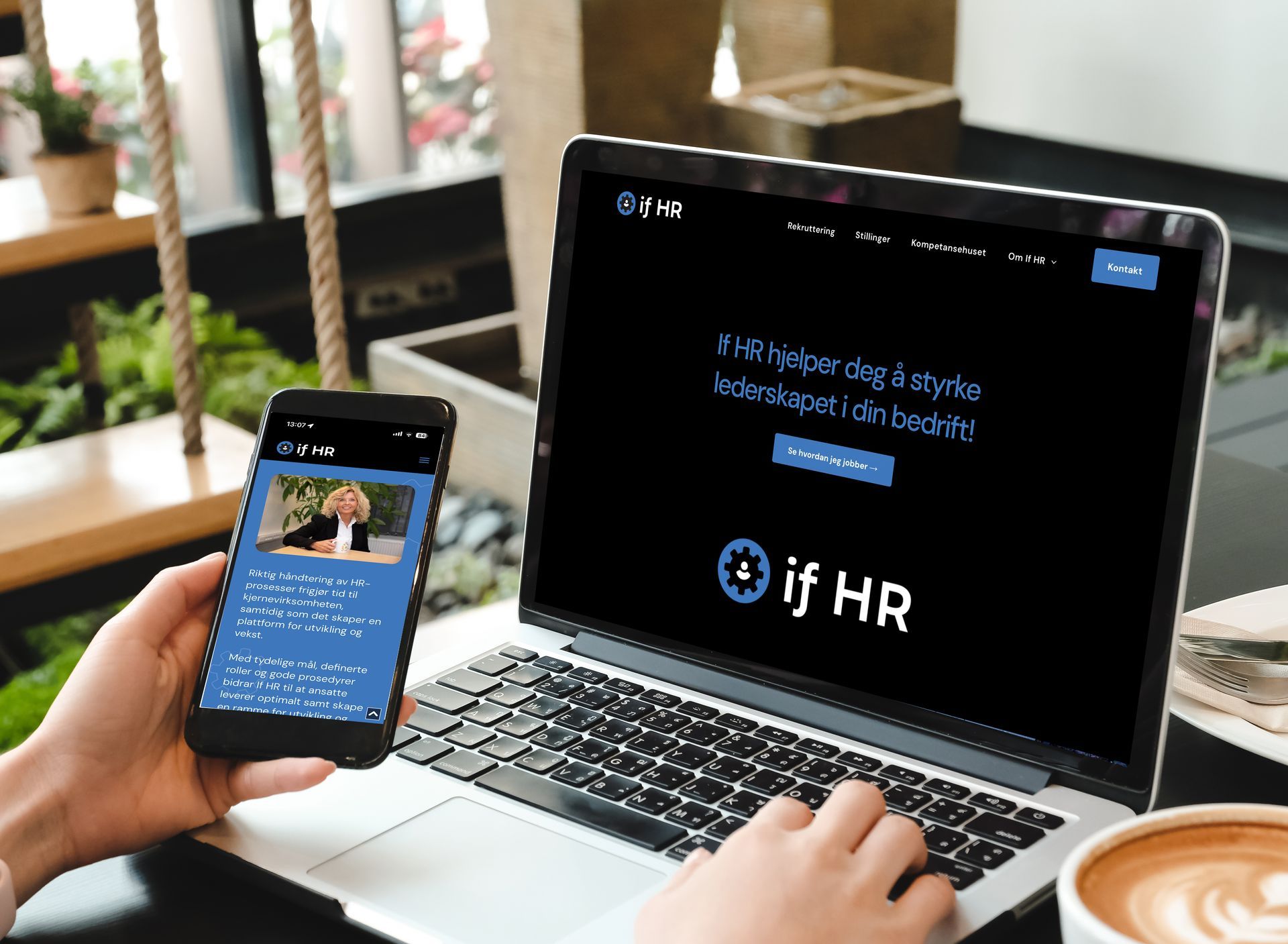 En person skriver på en bærbar datamaskin mens han holder en mobiltelefon