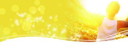 En person står foran en lys gul bakgrunn.