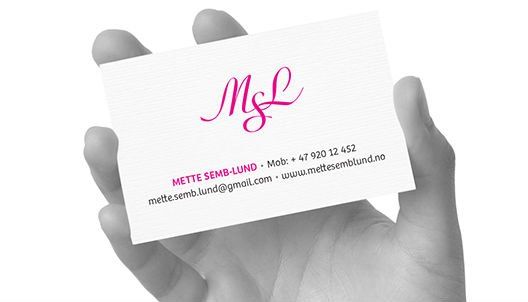 En person holder et visittkort i hånden.