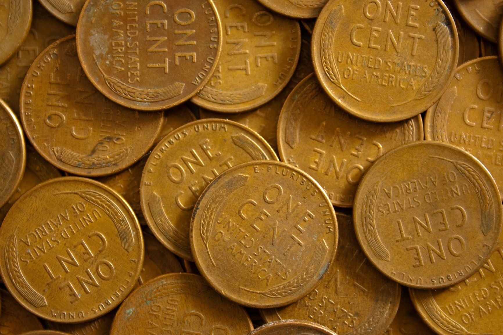 lincoln wheat cents in a pile